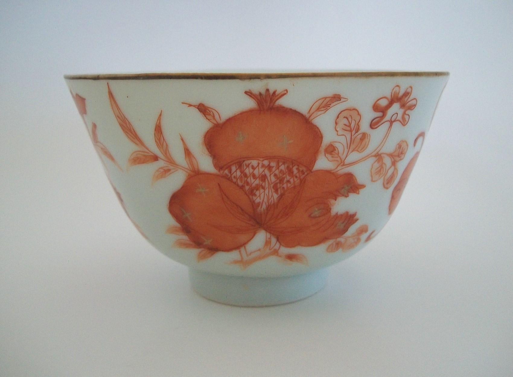 Chinois Bol en porcelaine décoré de fer rouge et doré - Marque Guangxu - Chine - 20ème siècle en vente