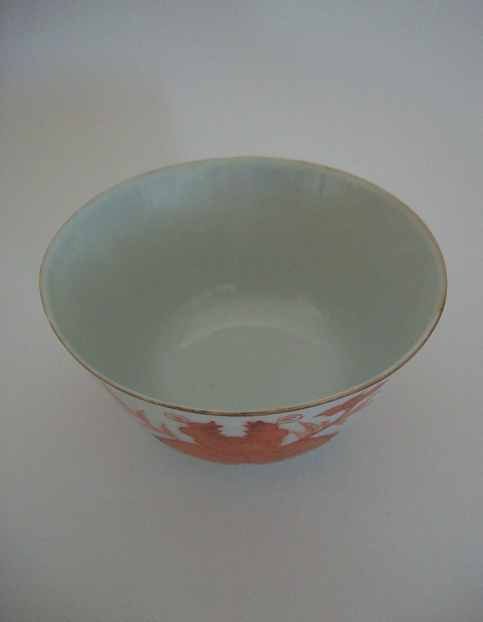 Bol en porcelaine décoré de fer rouge et doré - Marque Guangxu - Chine - 20ème siècle Bon état - En vente à Chatham, ON