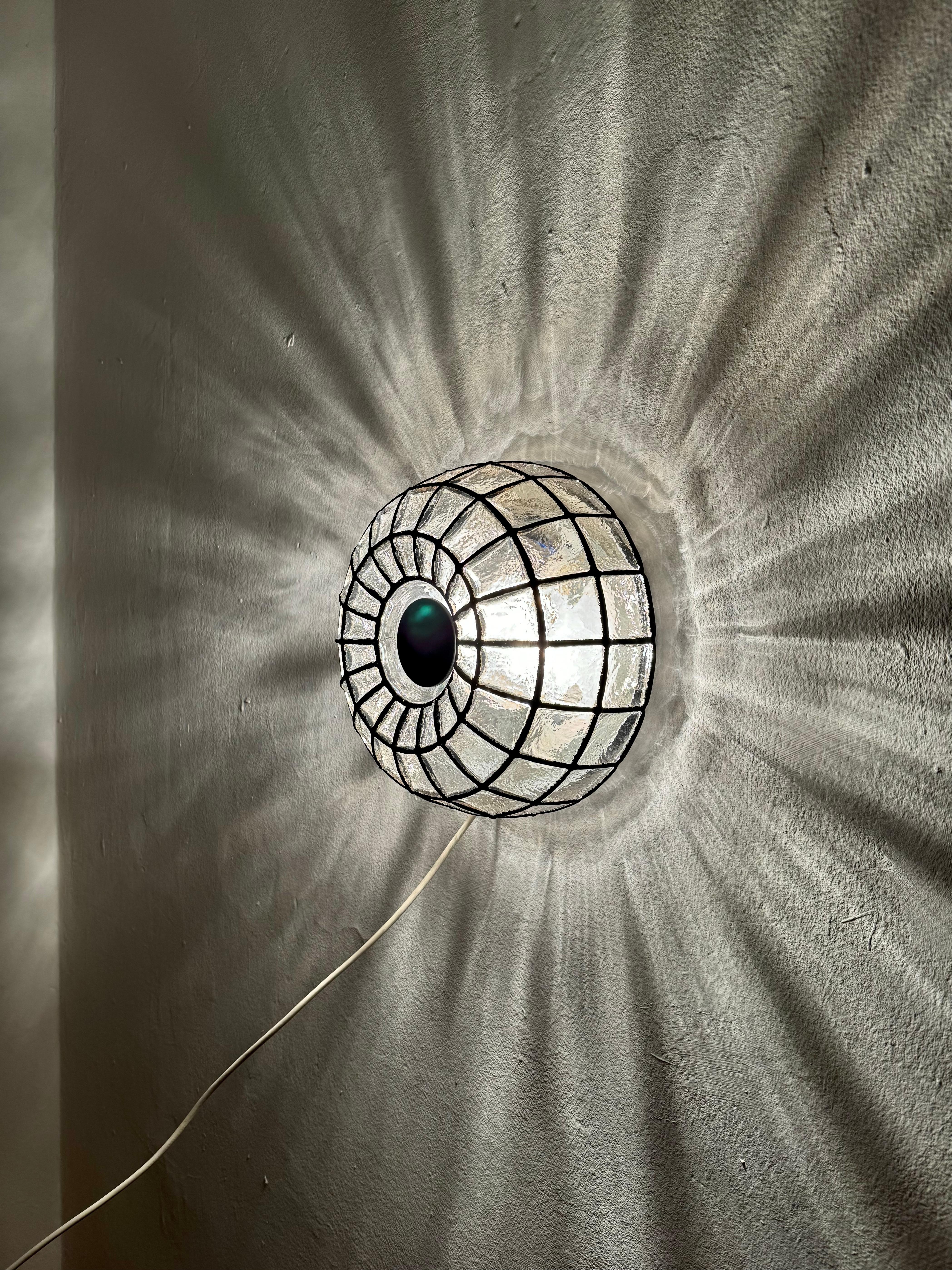 Lampe murale ou plafonnier en verre à motif anneau de fer du Limbourg en vente 3