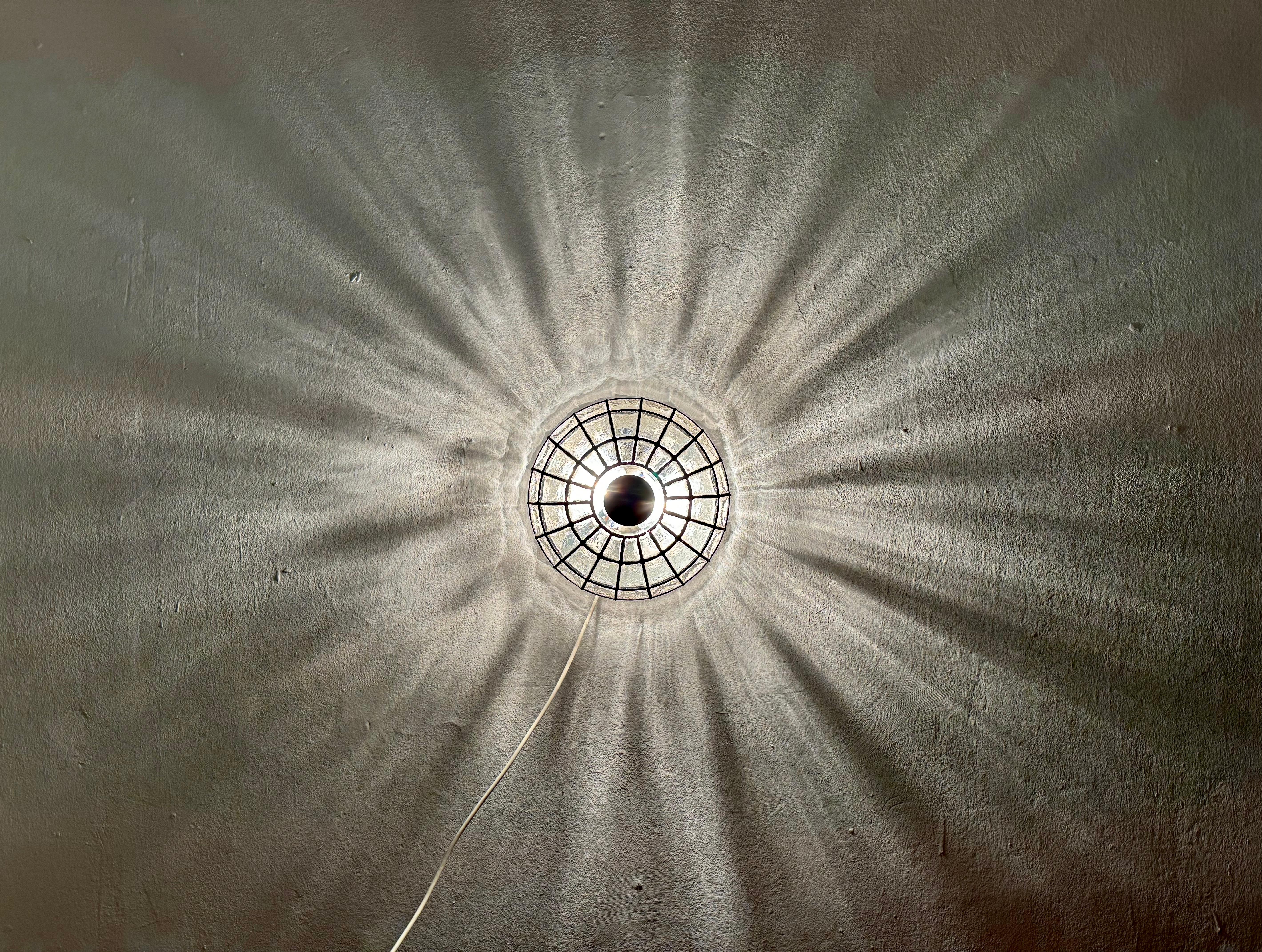 Lampe murale ou plafonnier en verre à motif anneau de fer du Limbourg en vente 4