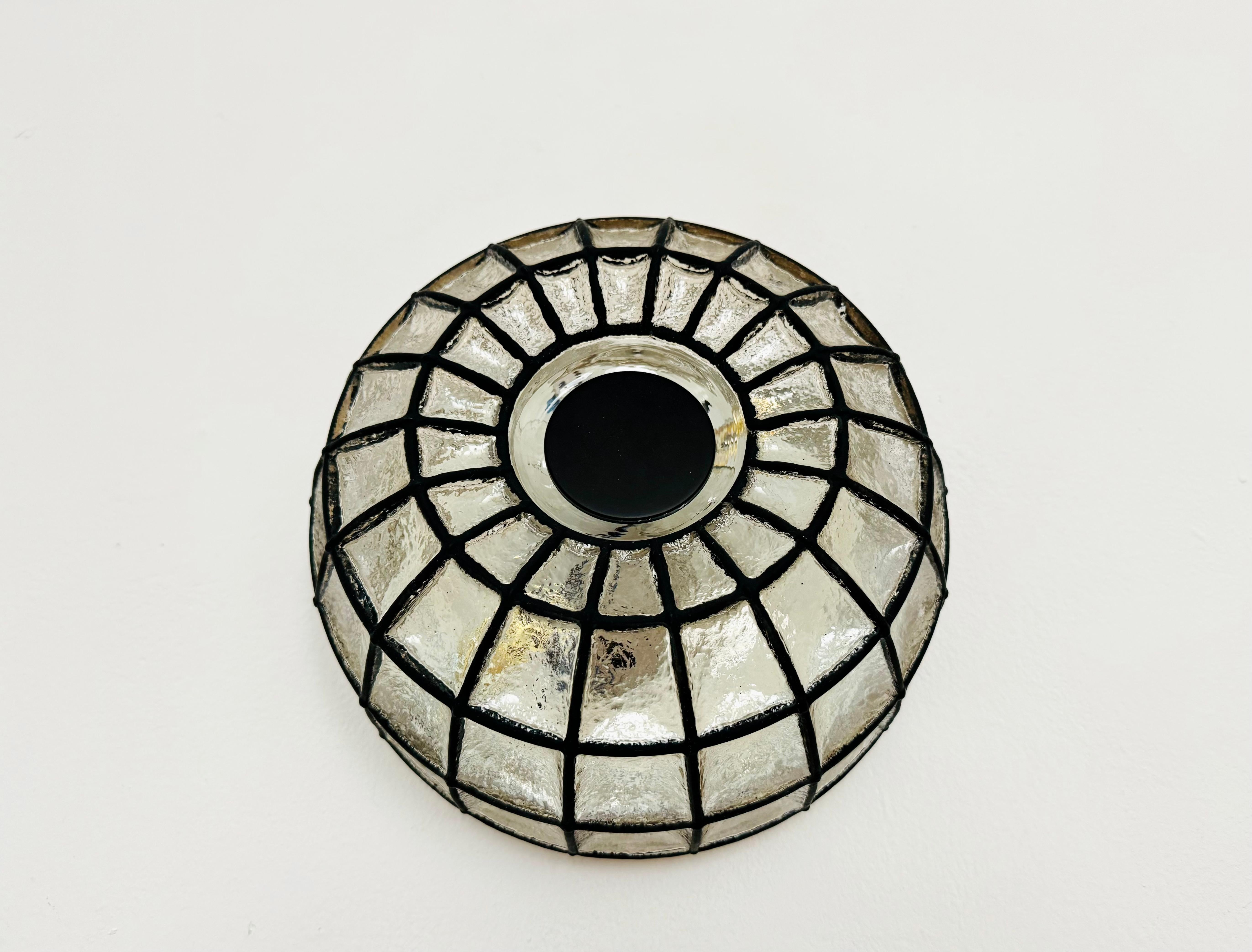 Extraordinaire lampe murale ou plafonnier en forme d'anneau de fer des années 1960.
Un design fantastique et une fabrication de haute qualité.
La lampe impressionne par son jeu de lumière spectaculaire.

Fabricant : Glashütte Limburg

Condit :

Très