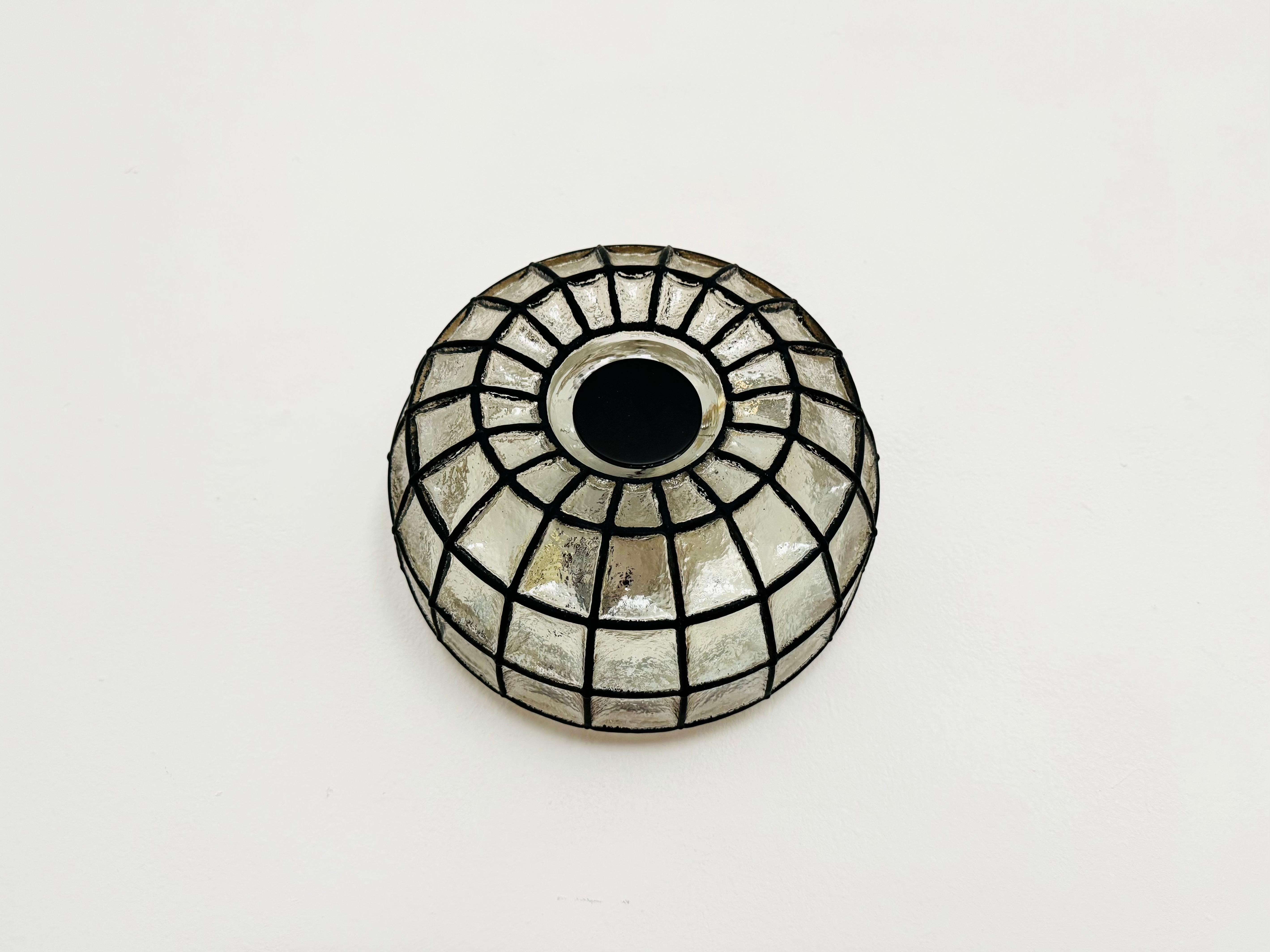 Mid-Century Modern Lampe murale ou plafonnier en verre à motif anneau de fer du Limbourg en vente