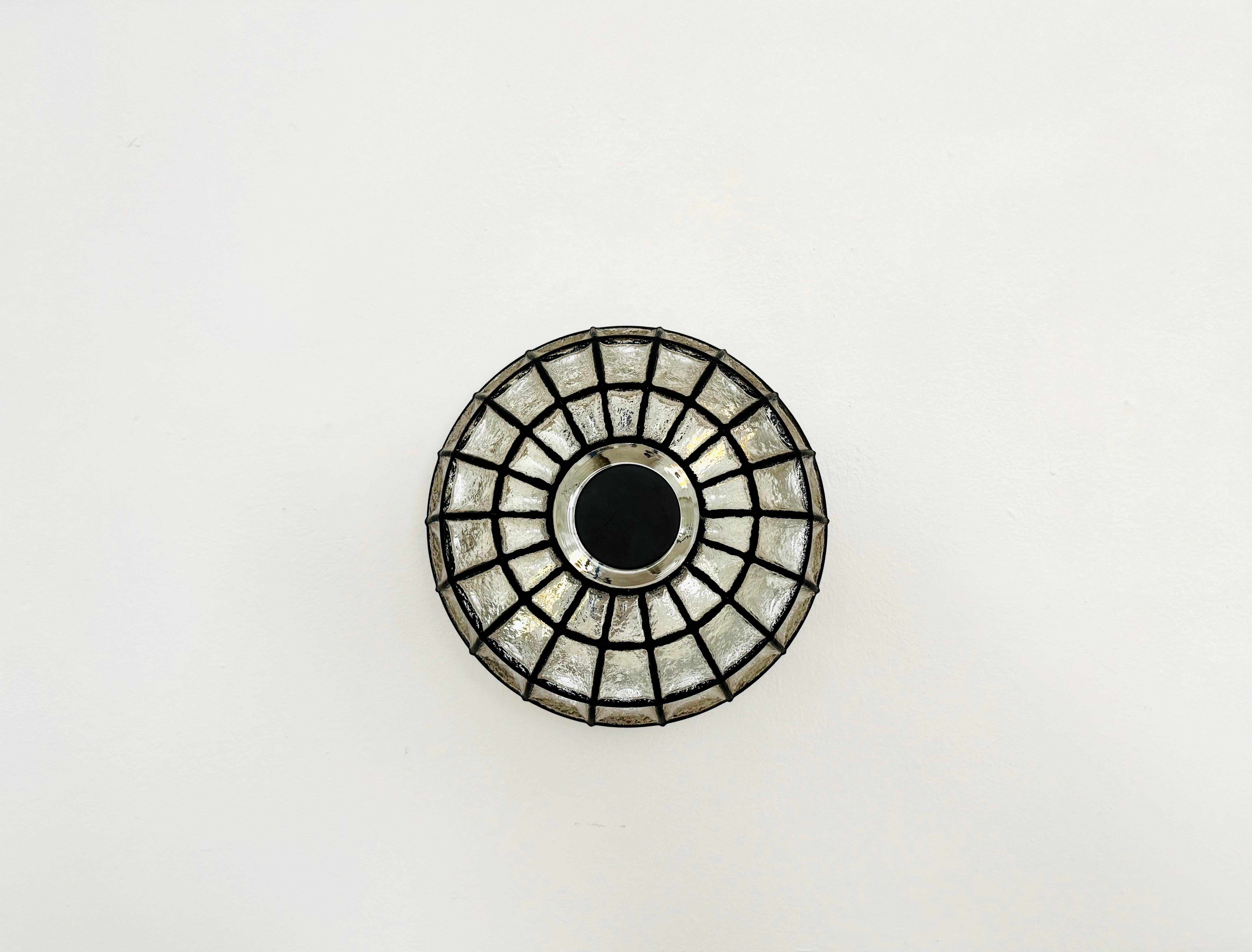 Allemand Lampe murale ou plafonnier en verre à motif anneau de fer du Limbourg en vente
