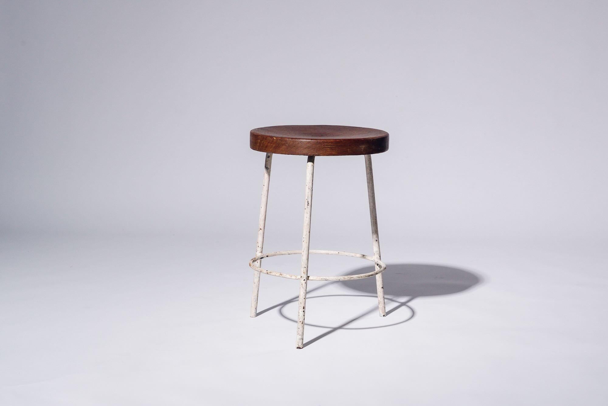 Une authentique pièce du milieu du siècle provenant de la légendaire commission Chandigarh de Pierre Jeanneret. Fabriqué en bois de teck et en fer.

