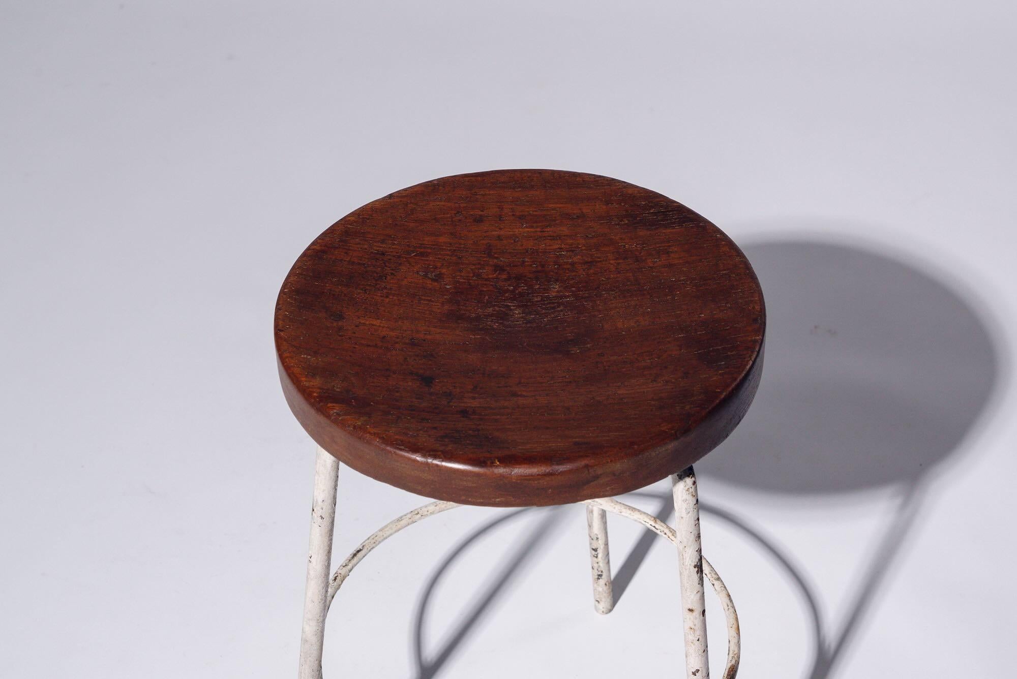 Mid-Century Modern Tabouret bas rond en fer par Pierre Jeanneret pour Chandigarh, Inde, Circa 1960 en vente