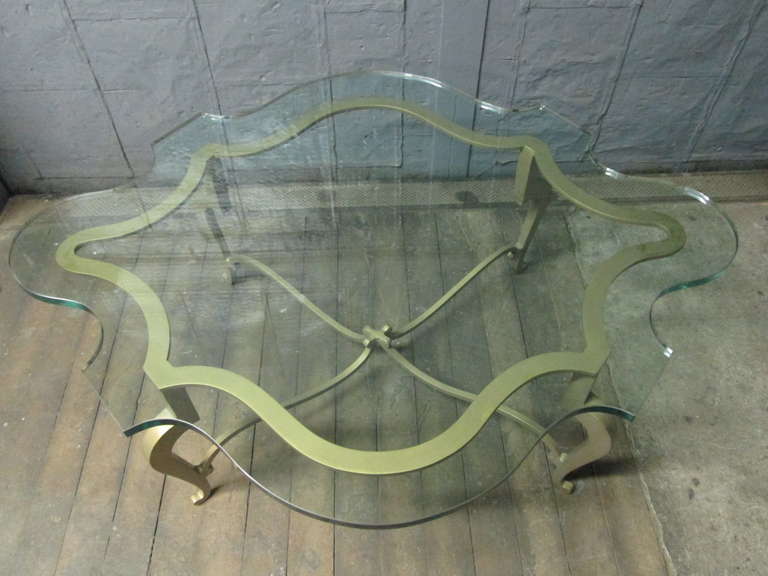 Couchtisch aus Eisen mit Wellenschliff und Glas (Mitte des 20. Jahrhunderts) im Angebot