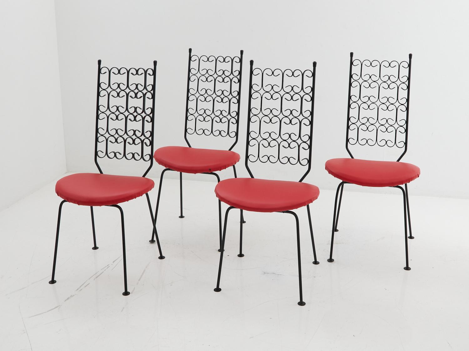 Asseyez-vous comme des rois dans cette chaise à volutes en fer d'Arthur Umanoff, datant des années 1960. Il présente des courbes aux bons endroits et un style inébranlable qui attire l'attention. Préparez-vous à canaliser le monarque modiste qui