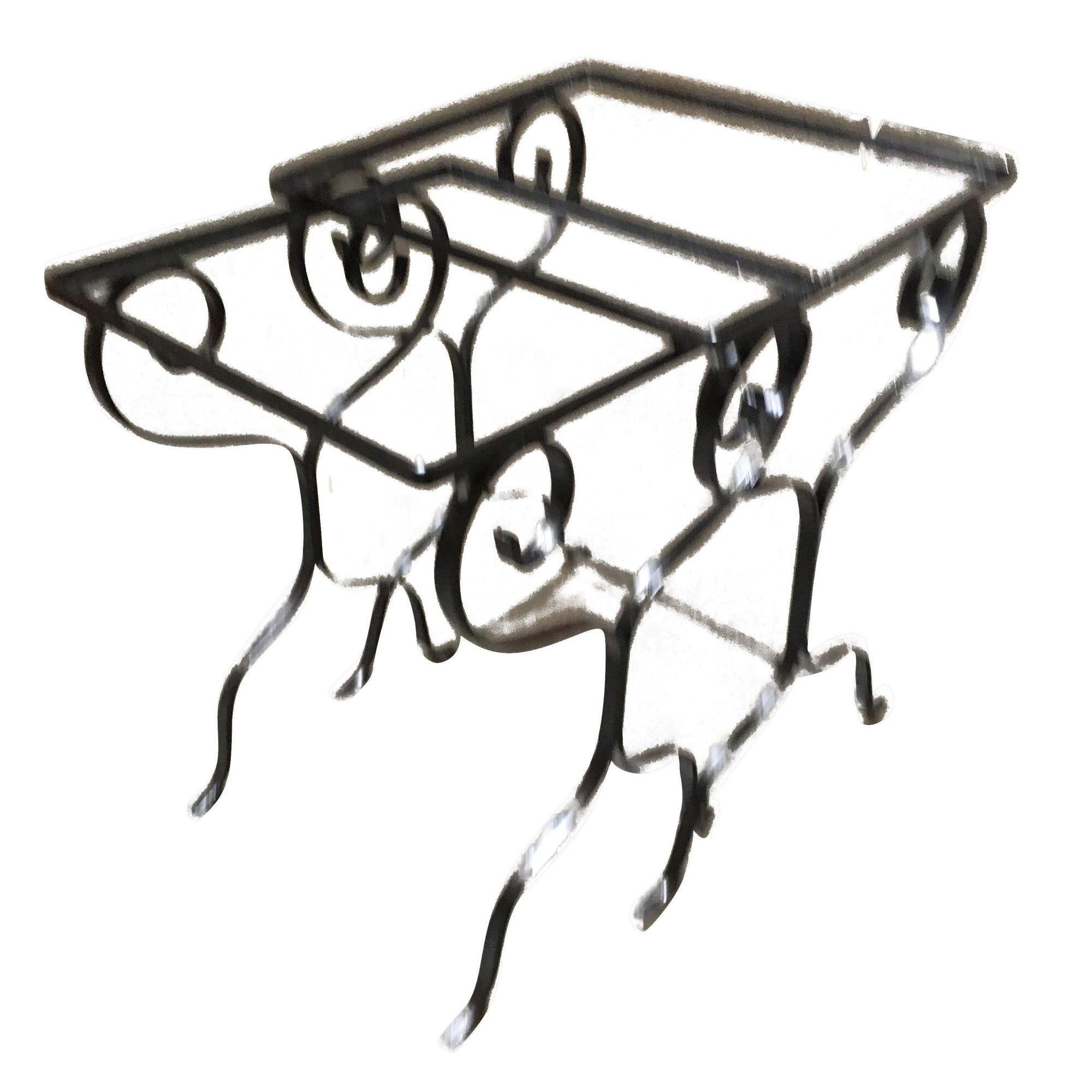 Beistelltisch-Set für den Außenbereich/Terrasse mit einem Sockel aus Eisen und einer Glasplatte. Großer Tisch: 18
