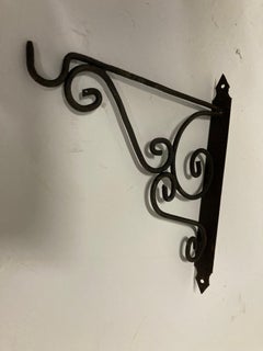Iron Scrolling Wall Mounted Bracket for Lanterns or Signs