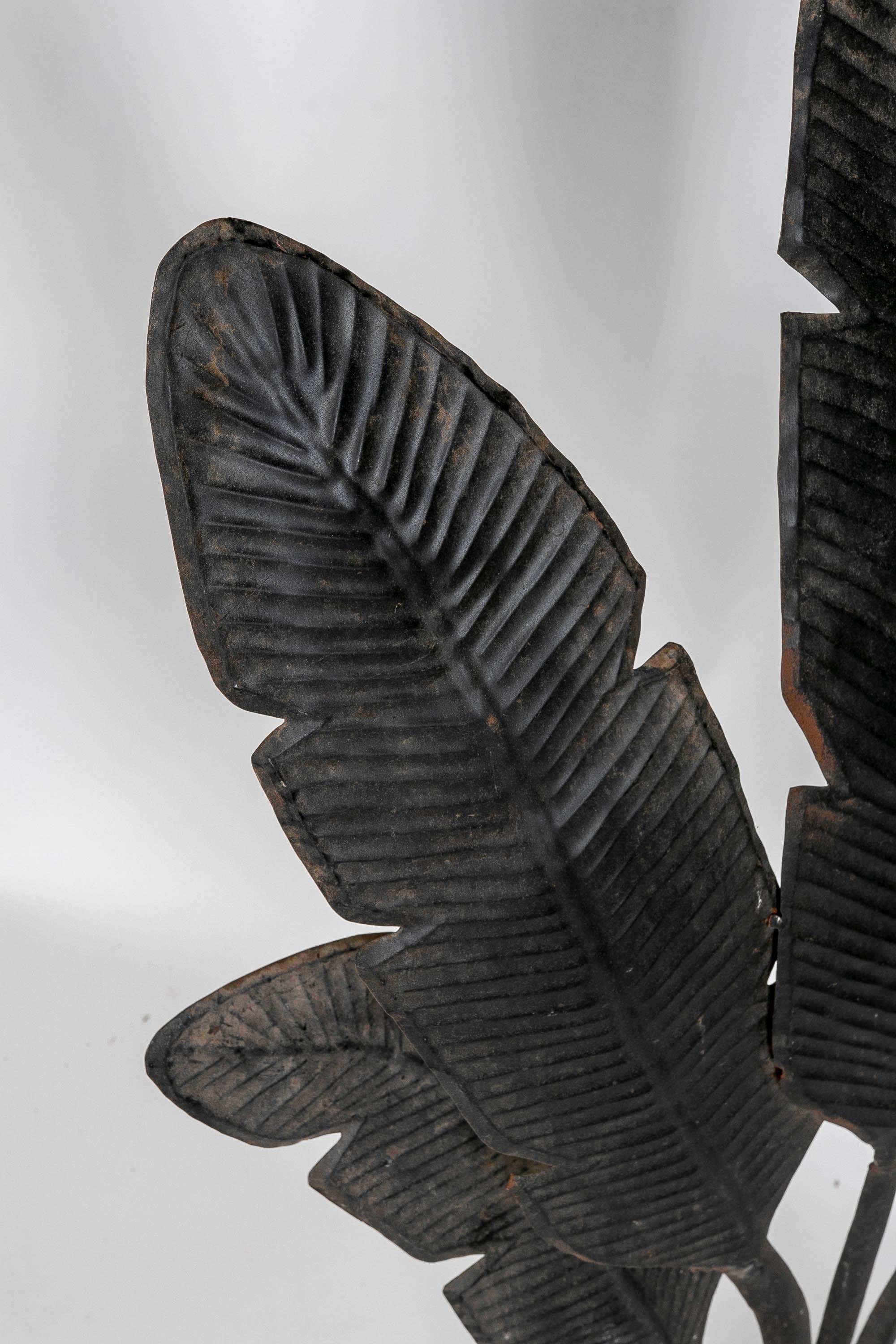 Eisen-Skulptur von Lotusblumenblättern aus Eisen auf Holzsockel in schwarzer Farbe im Angebot 7