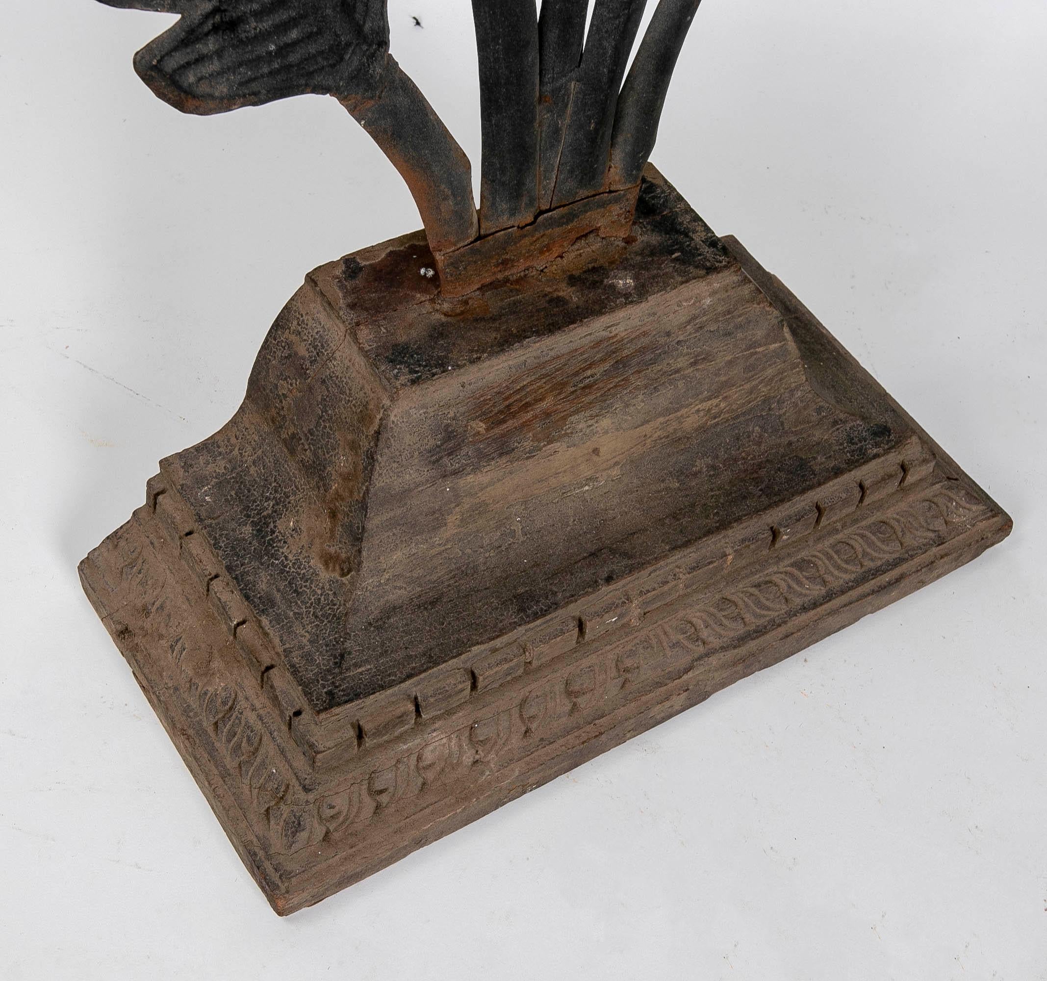 Eisen-Skulptur von Lotusblumenblättern aus Eisen auf Holzsockel in schwarzer Farbe im Angebot 9