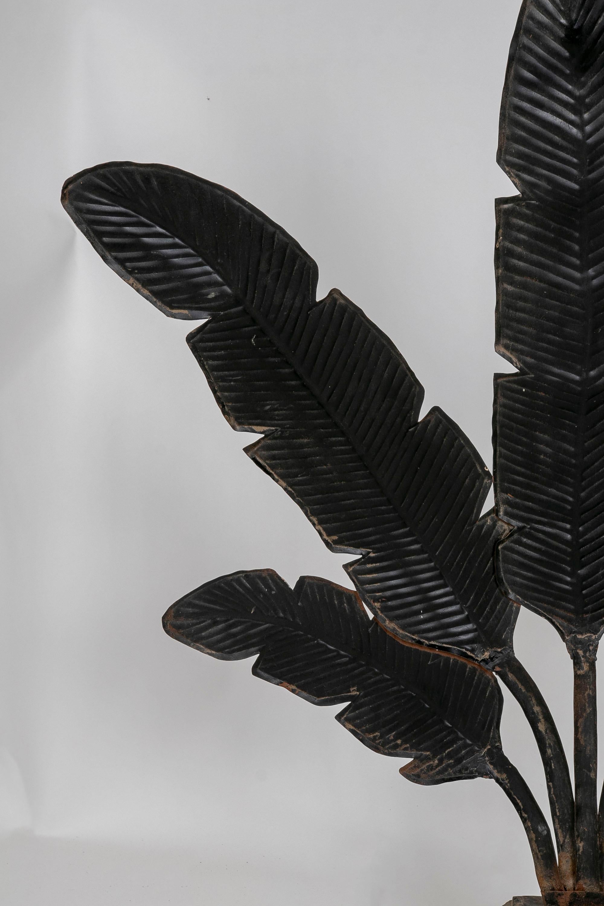 Eisen-Skulptur von Lotusblumenblättern aus Eisen auf Holzsockel in schwarzer Farbe im Angebot 11