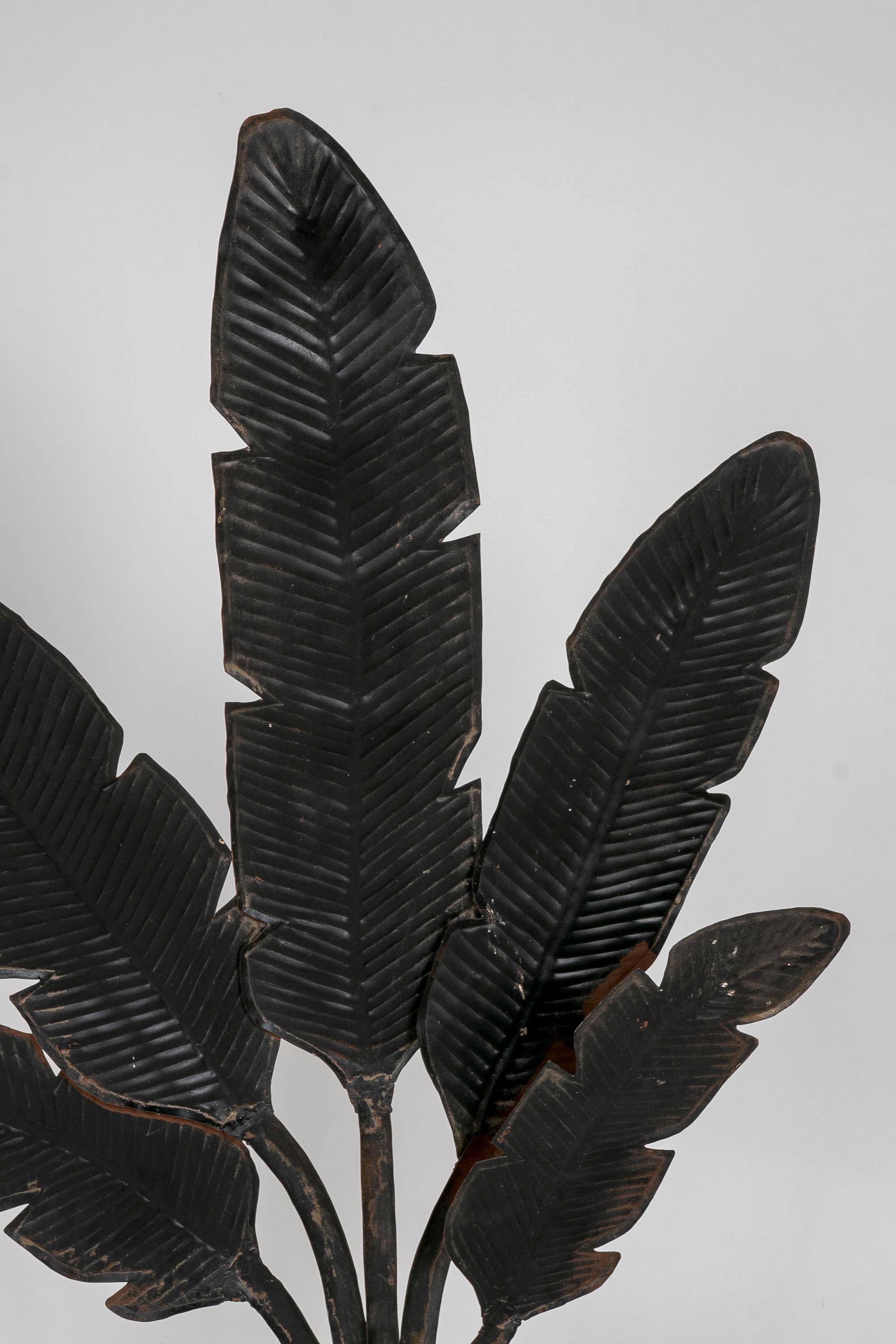 Eisen-Skulptur von Lotusblumenblättern aus Eisen auf Holzsockel in schwarzer Farbe im Angebot 12