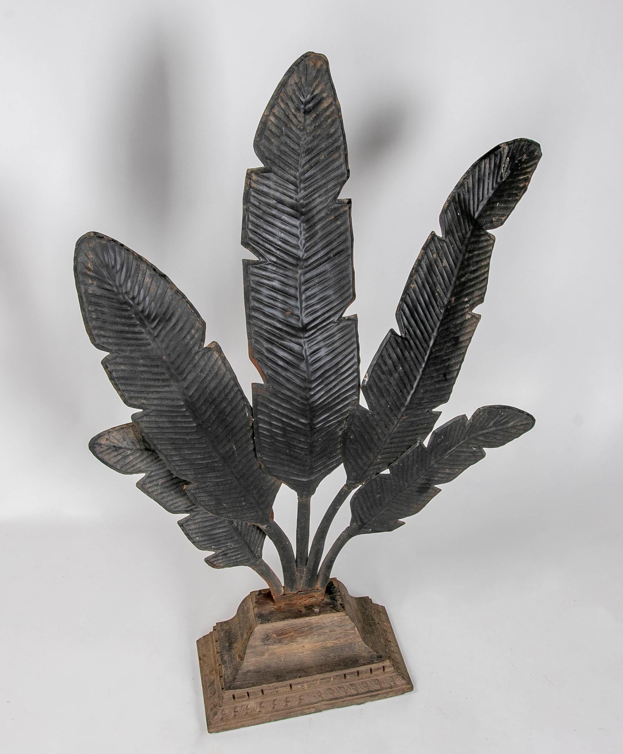 Iron Sculpture of Lotus Flower Leaves on Wooden Base in black Colour In Good Condition For Sale In Marbella, ES