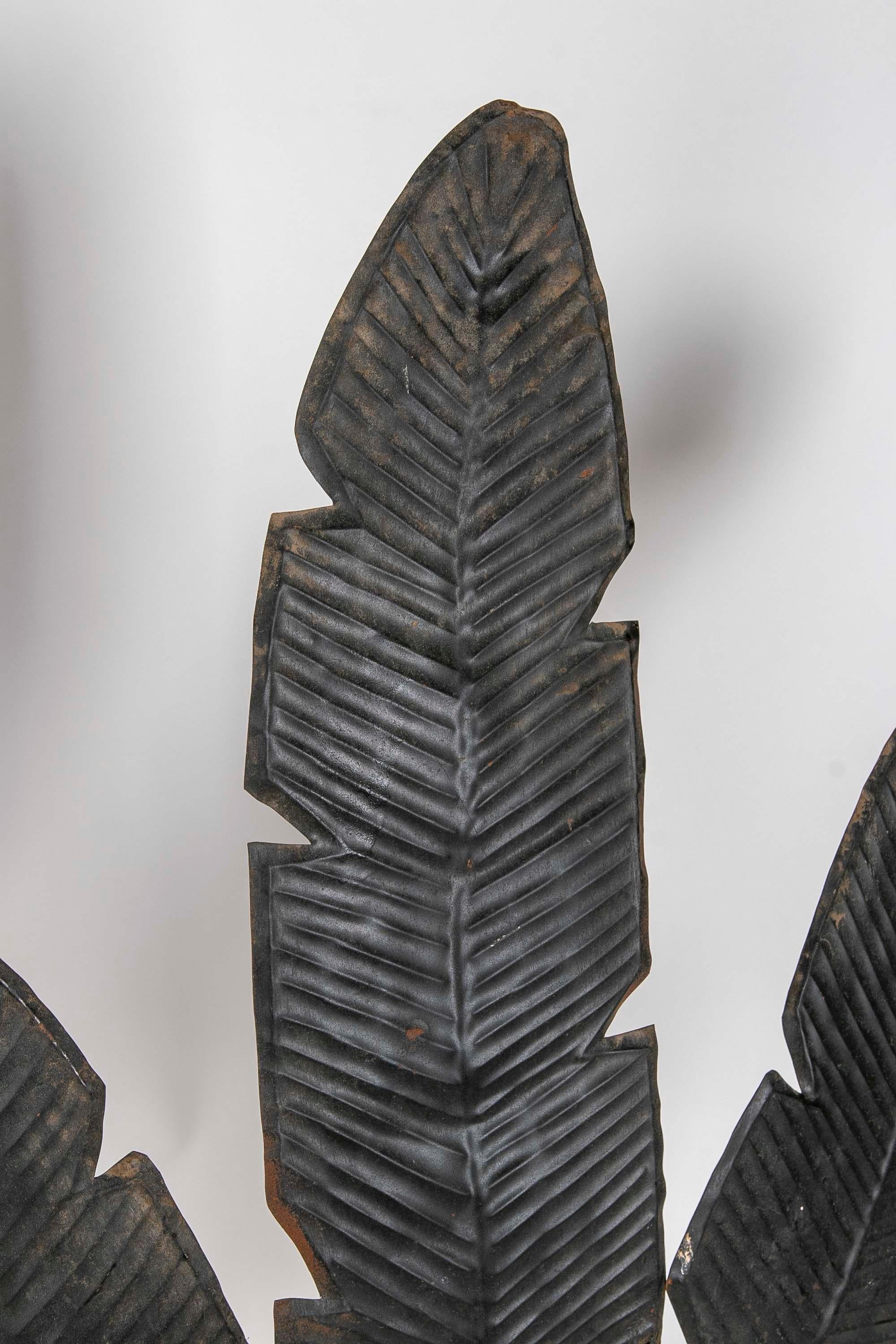 Eisen-Skulptur von Lotusblumenblättern aus Eisen auf Holzsockel in schwarzer Farbe im Angebot 1