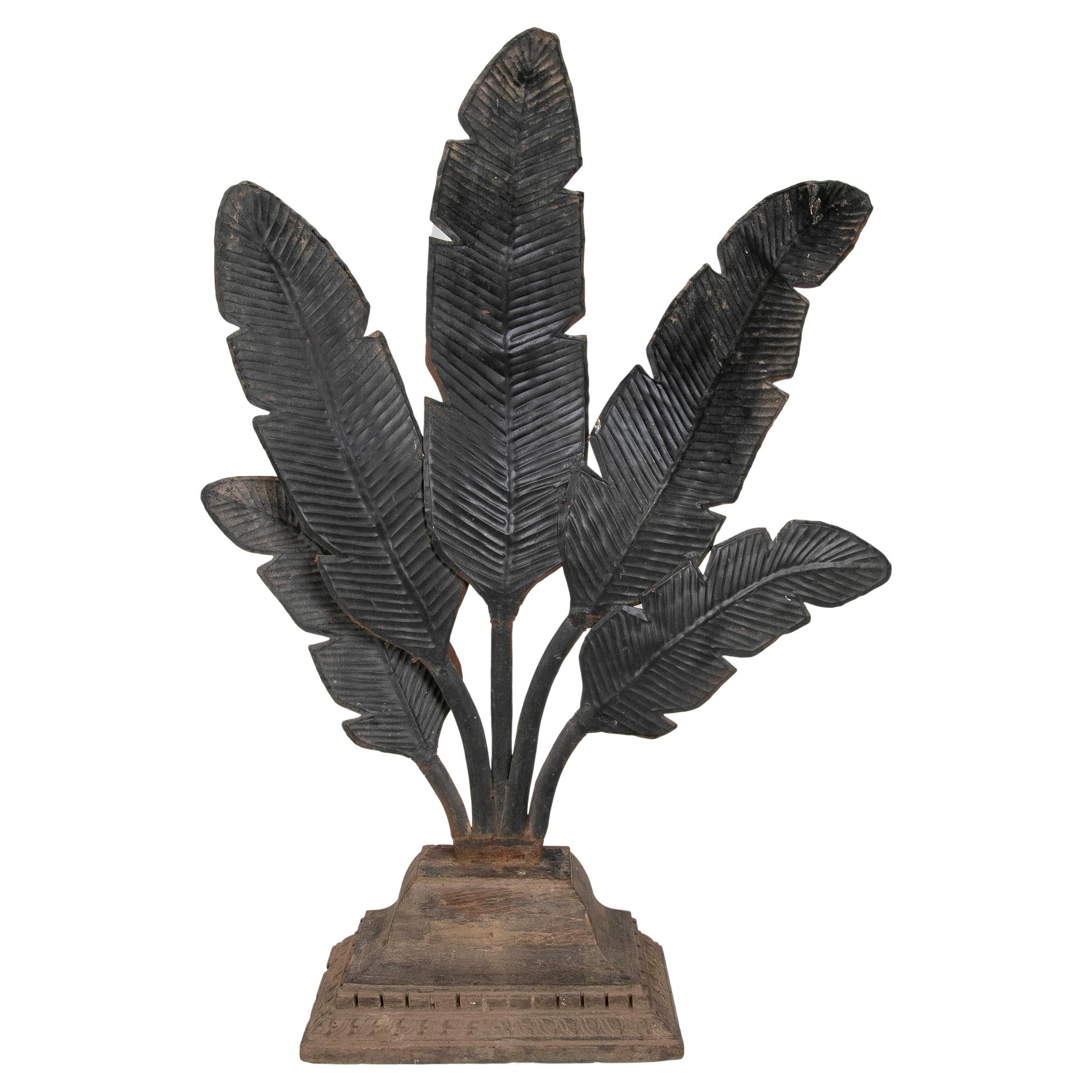 Eisen-Skulptur von Lotusblumenblättern aus Eisen auf Holzsockel in schwarzer Farbe im Angebot
