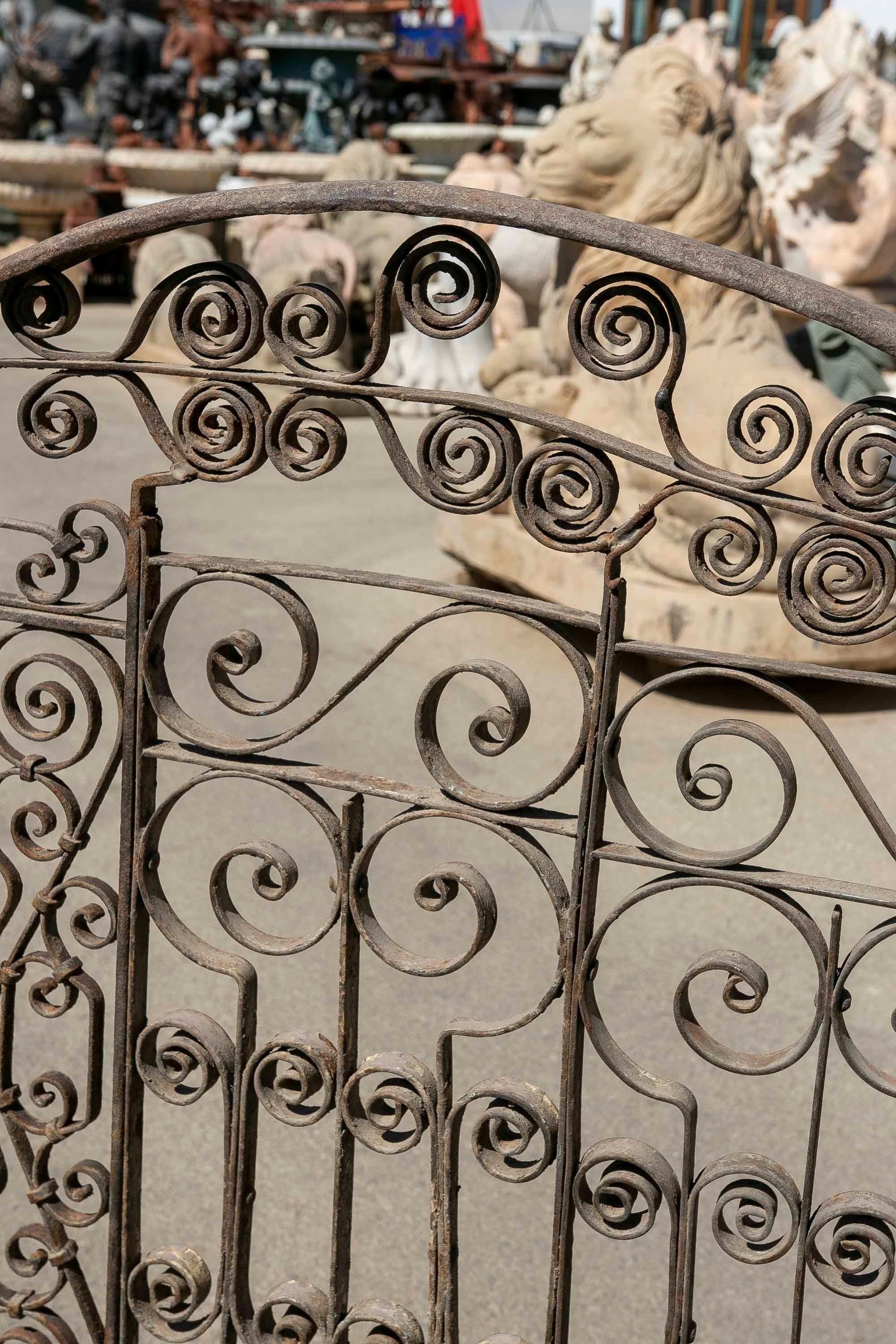 Eisenskulptur aus den Überresten von Eisenbalkonen und Eisenfenstern im Angebot 14