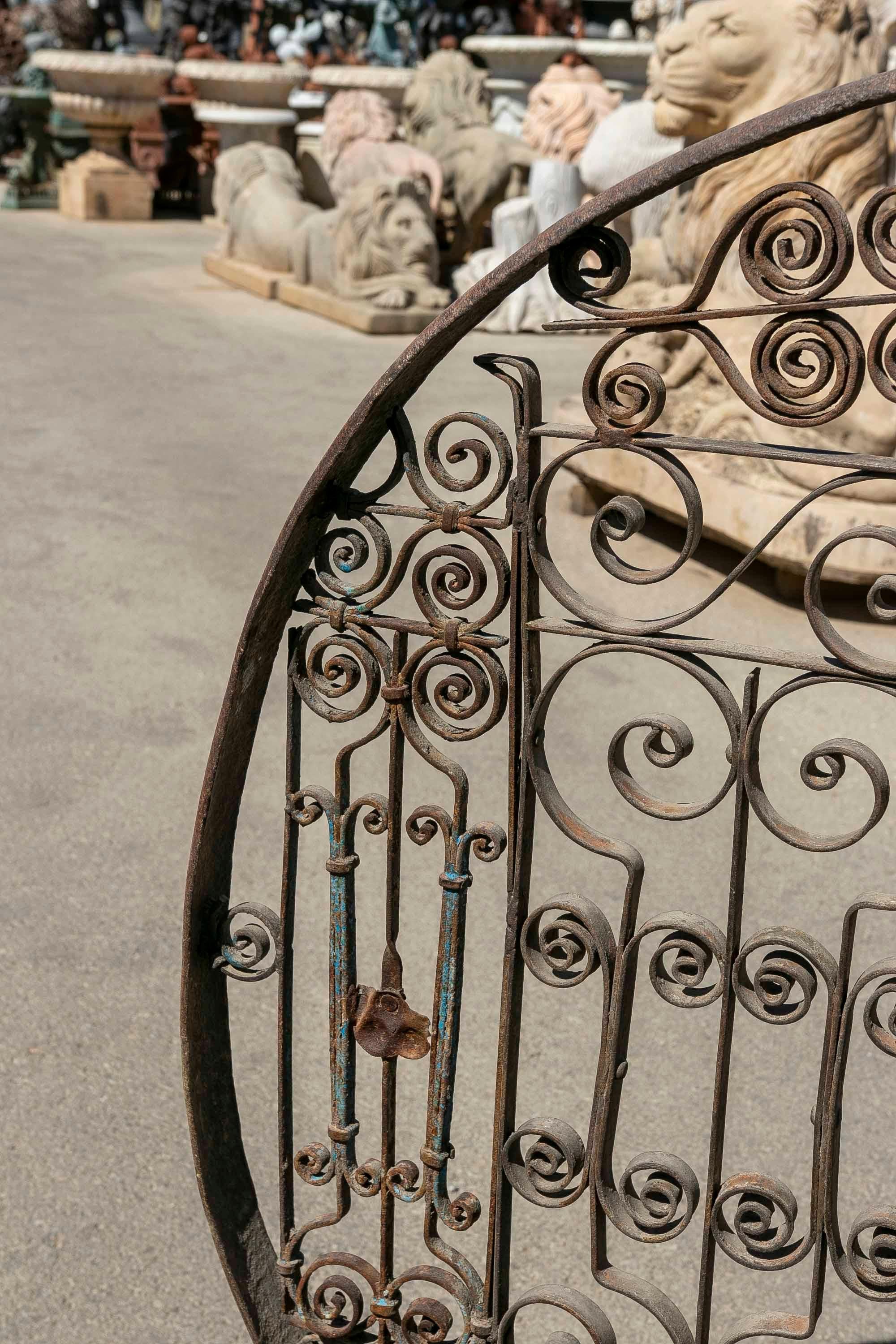 Iron Sculpture Using the Remains of Iron Balconies and Iron Windows In Good Condition For Sale In Marbella, ES