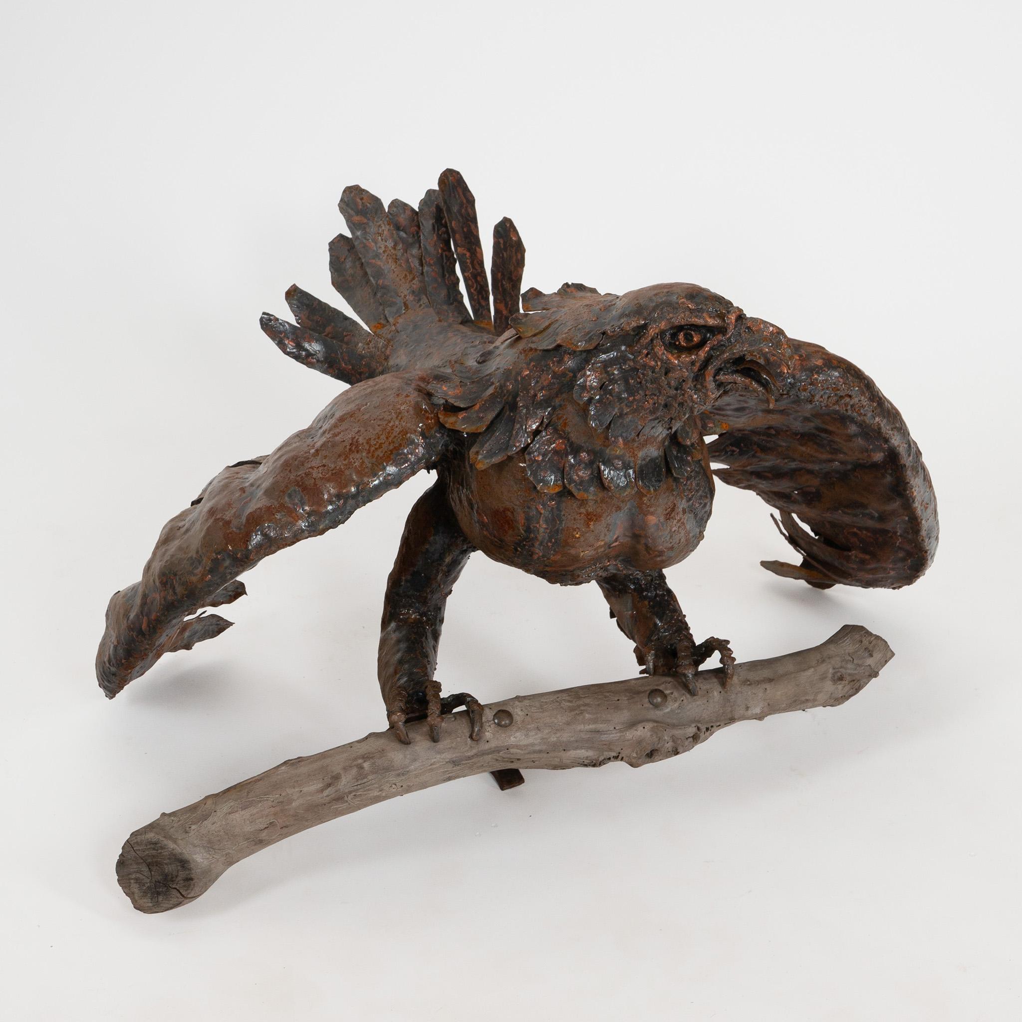 "Iron Sentinel" - Grande sculpture d'aigle du 20e siècle, signée Rubin