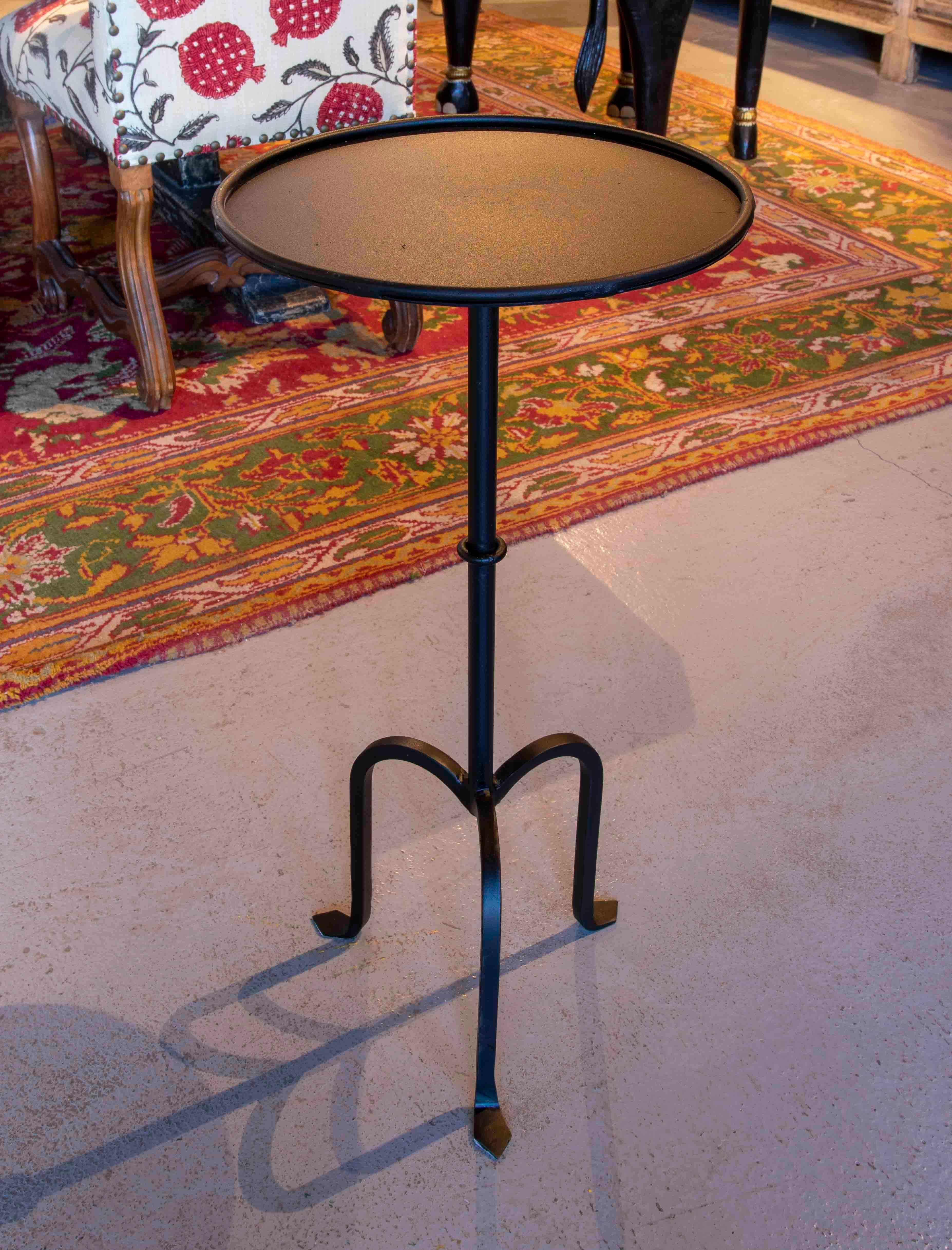 Espagnol Table d'appoint en fer avec plateau rond et trois pieds en vente