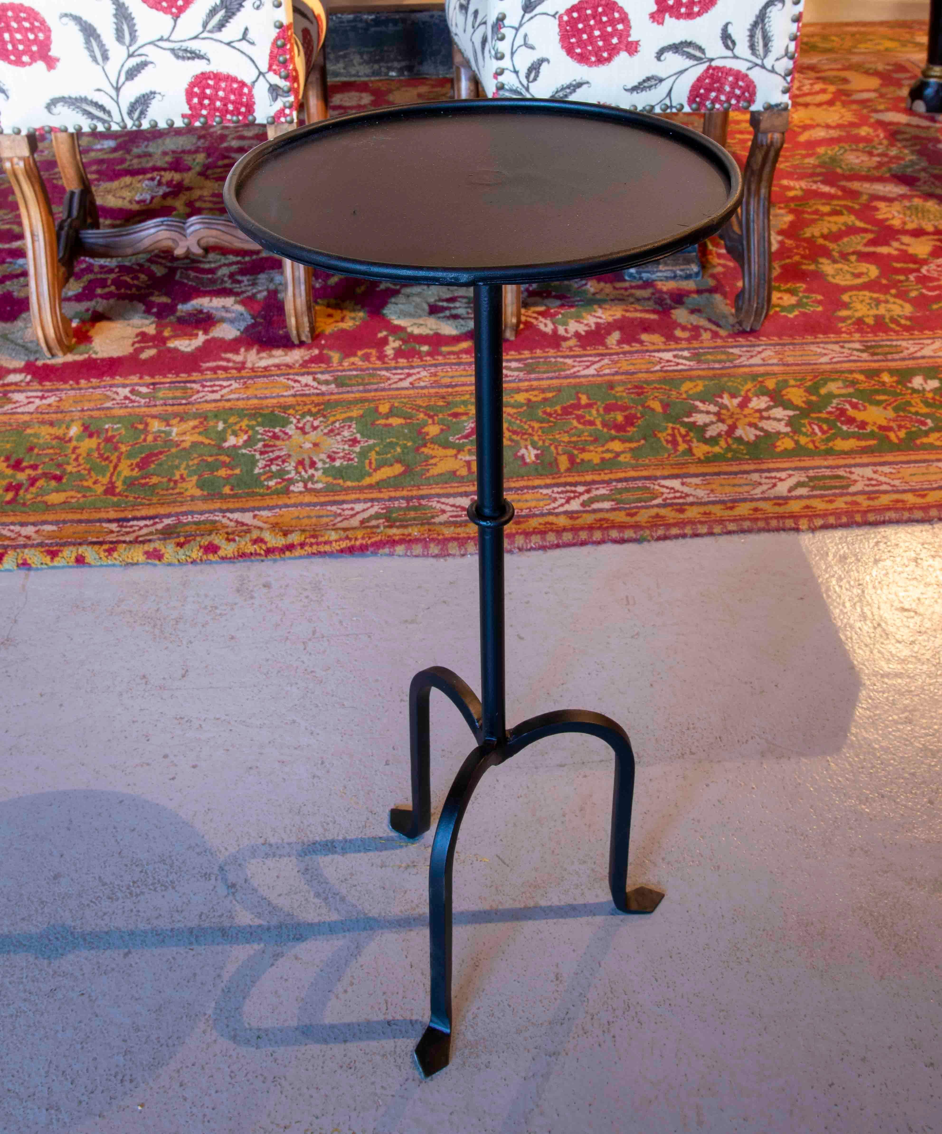 Table d'appoint en fer avec plateau rond et trois pieds Bon état - En vente à Marbella, ES