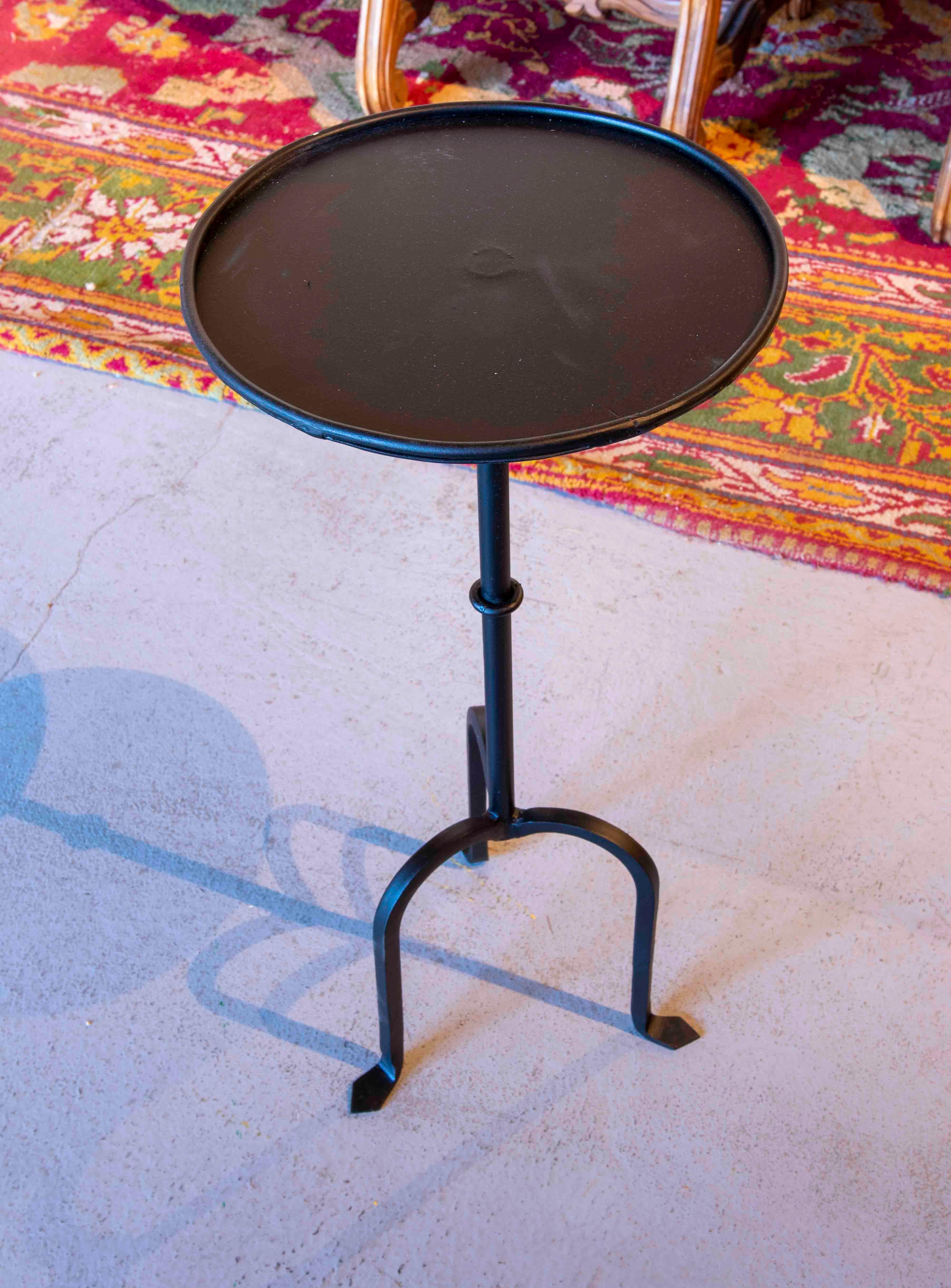 Fer Table d'appoint en fer avec plateau rond et trois pieds en vente
