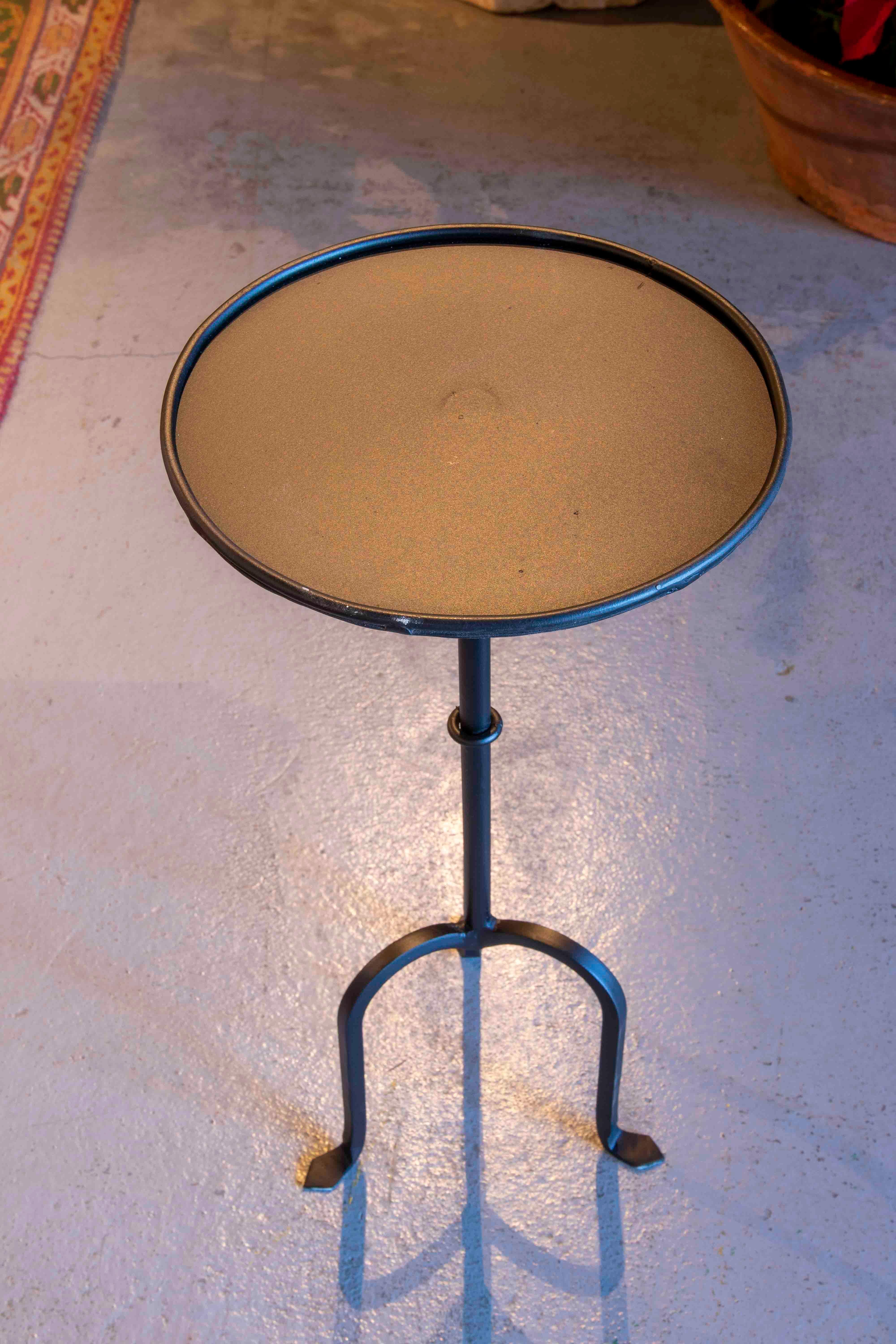 Beistelltisch aus Eisen mit runder Platte und drei Beinen im Angebot 3