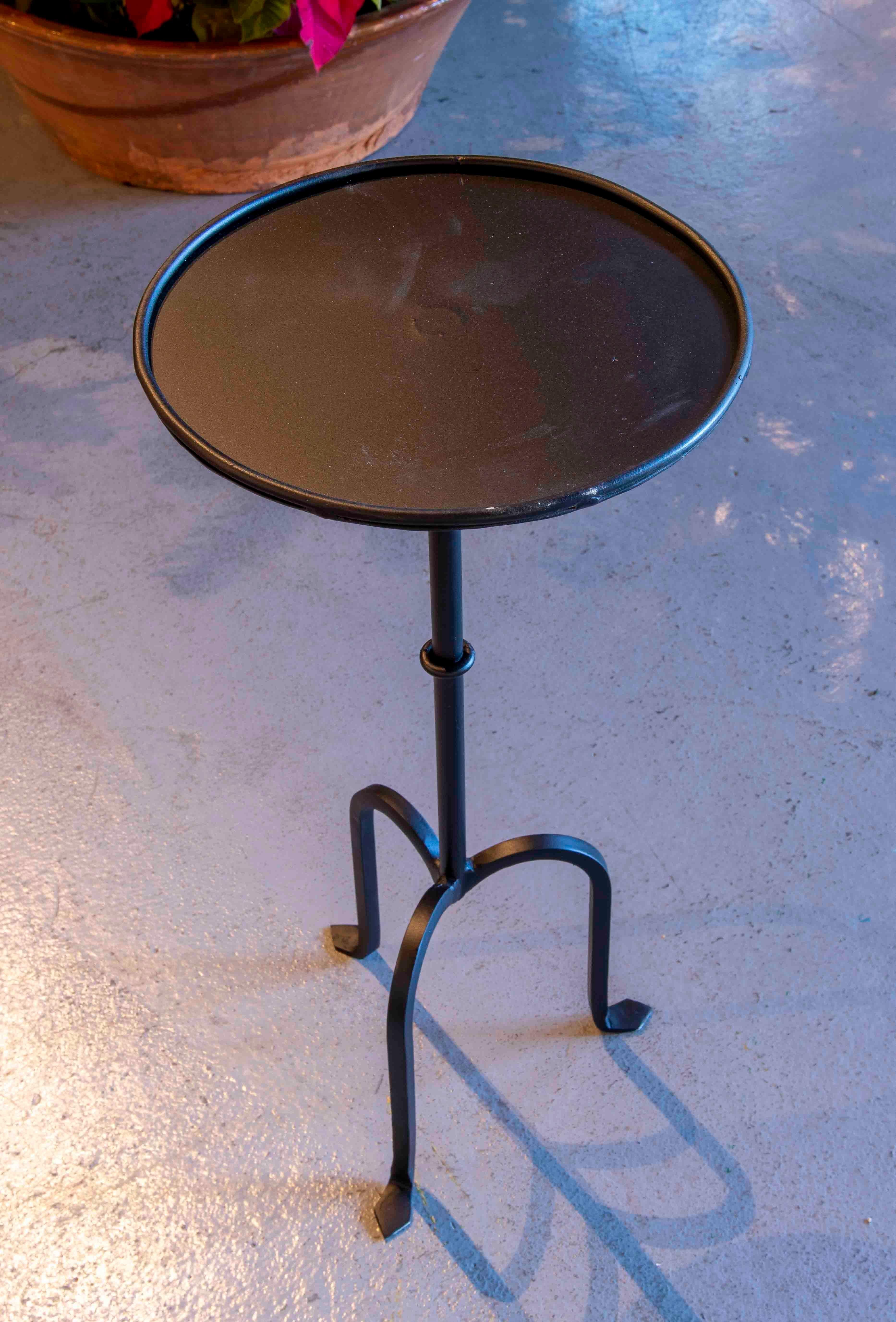 Table d'appoint en fer avec plateau rond et trois pieds en vente 3