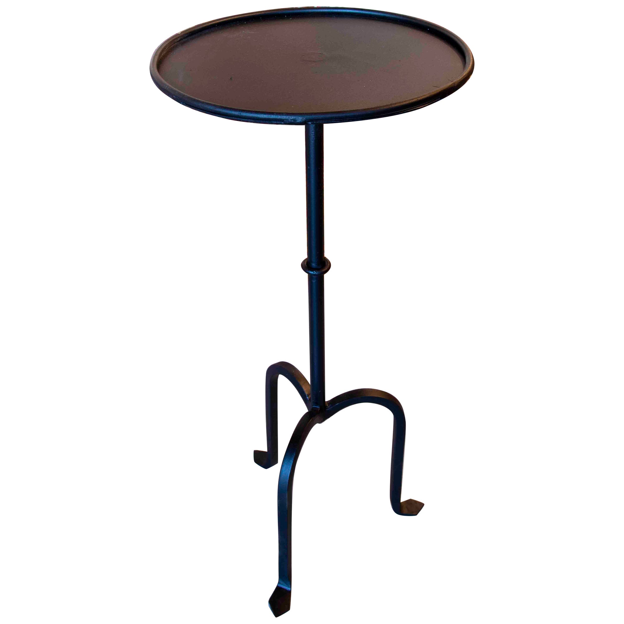 Mesa auxiliar de hierro con tablero redondo y tres patas