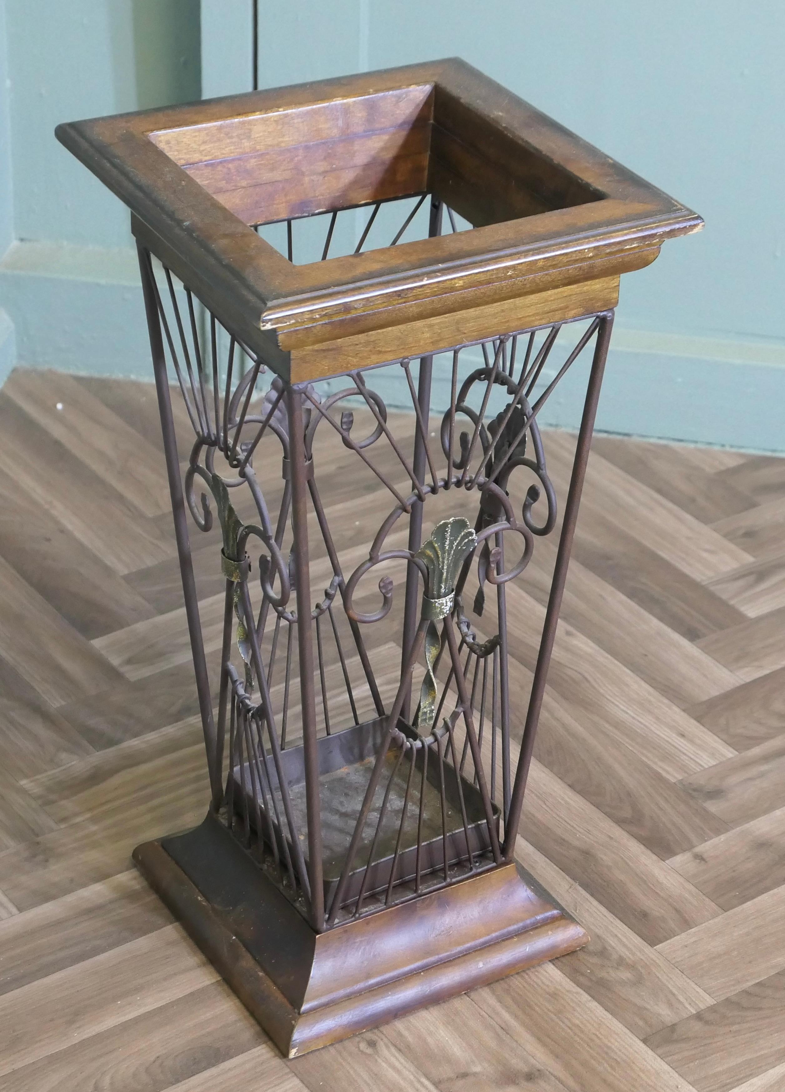 20ième siècle Stand en fer pour Sticks, Stand pour Umbrella  Ce site  belle pièce en vente