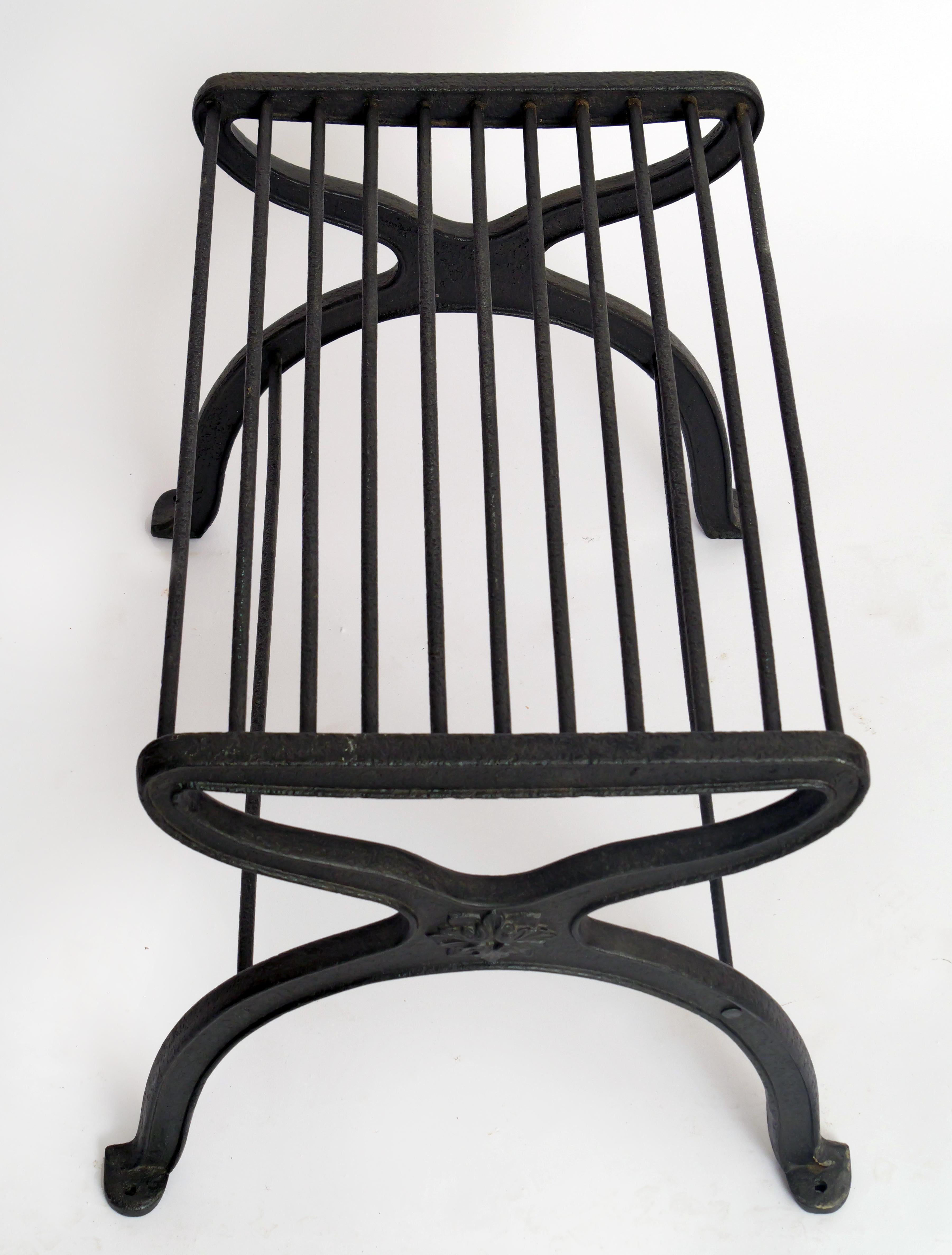 Eisenhocker  
nach einem Entwurf von Karl Friedrich Schinkel 

Berlin
um 1830  

Höhe 43,5 cm  
Breite 58 cm  
Tiefe 37 cm