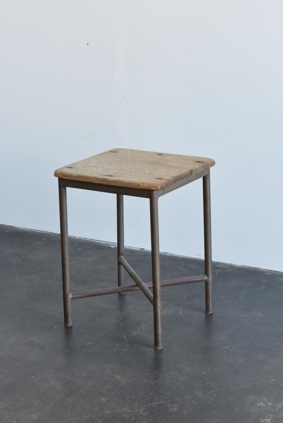 This is a stool used at Minoya Elementary School in Gunma Prefecture, Japan.
The back of the seat has the name of the school and the fact that it was built in 1965.

A simple stool with an oak top and iron legs.
Two plastic parts on the toe are
