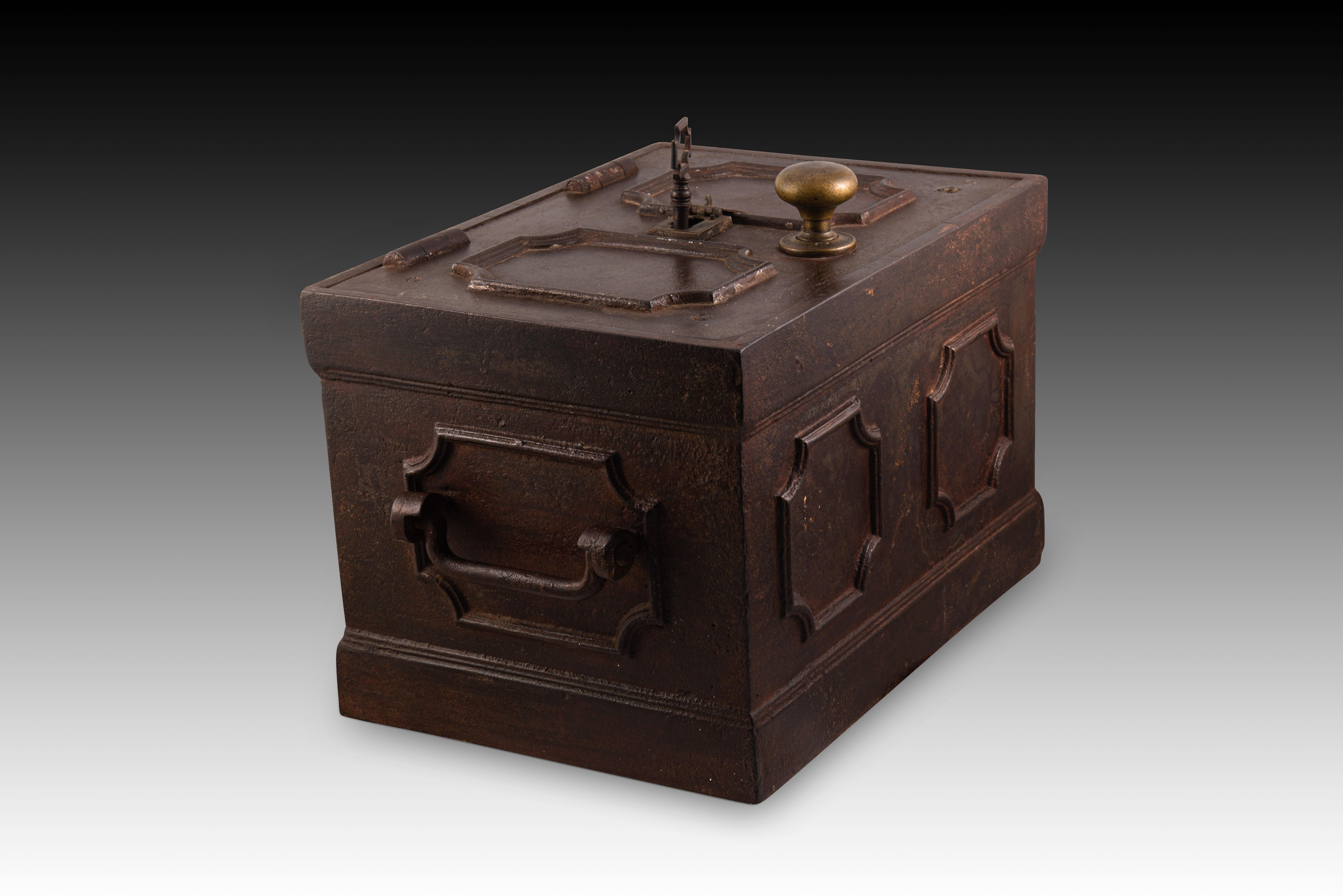 Iron strong box or safe. 19th century In Fair Condition For Sale In Madrid, ES