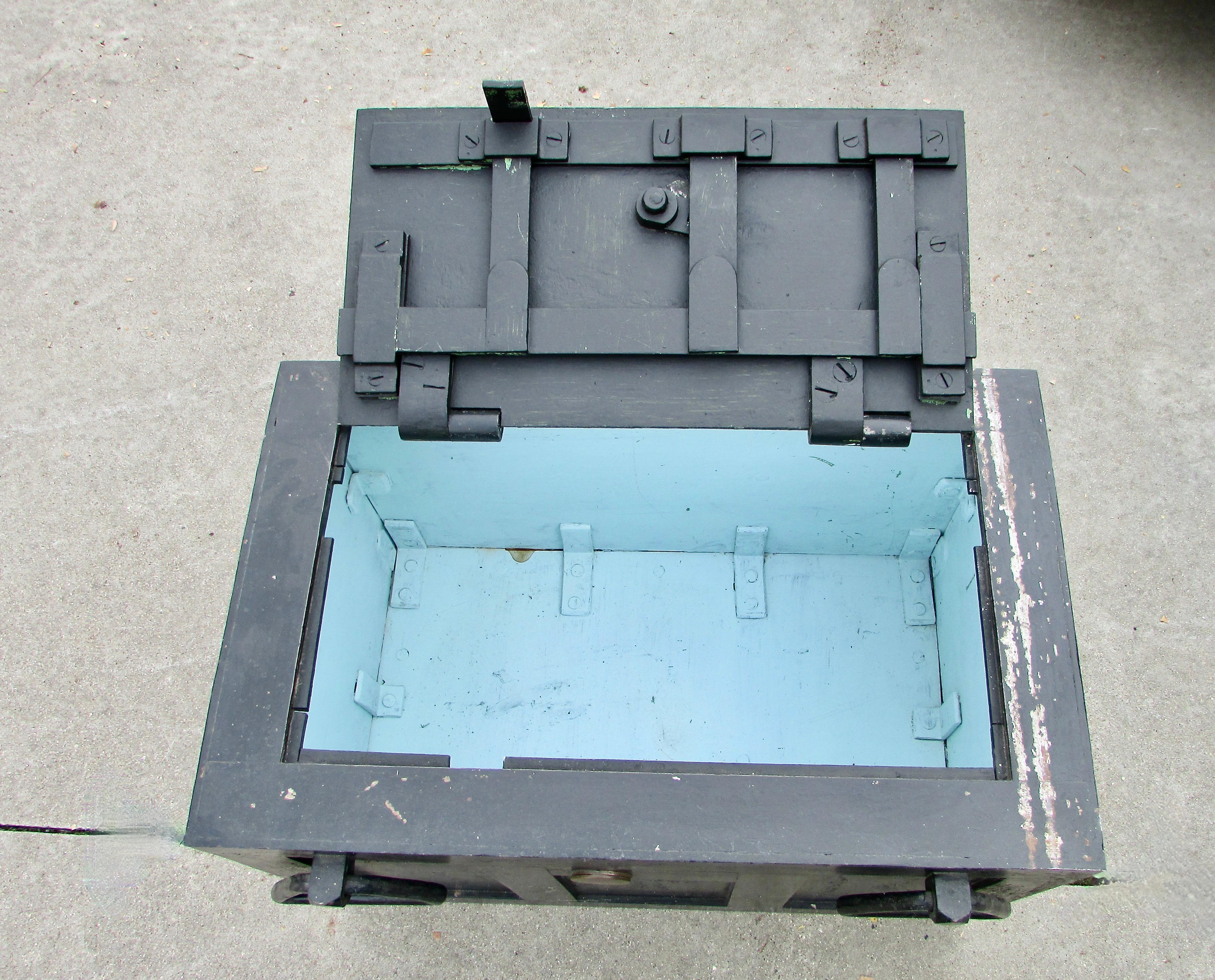 Coffre à trésors en fer à solide coffret Bon état - En vente à Ferndale, MI