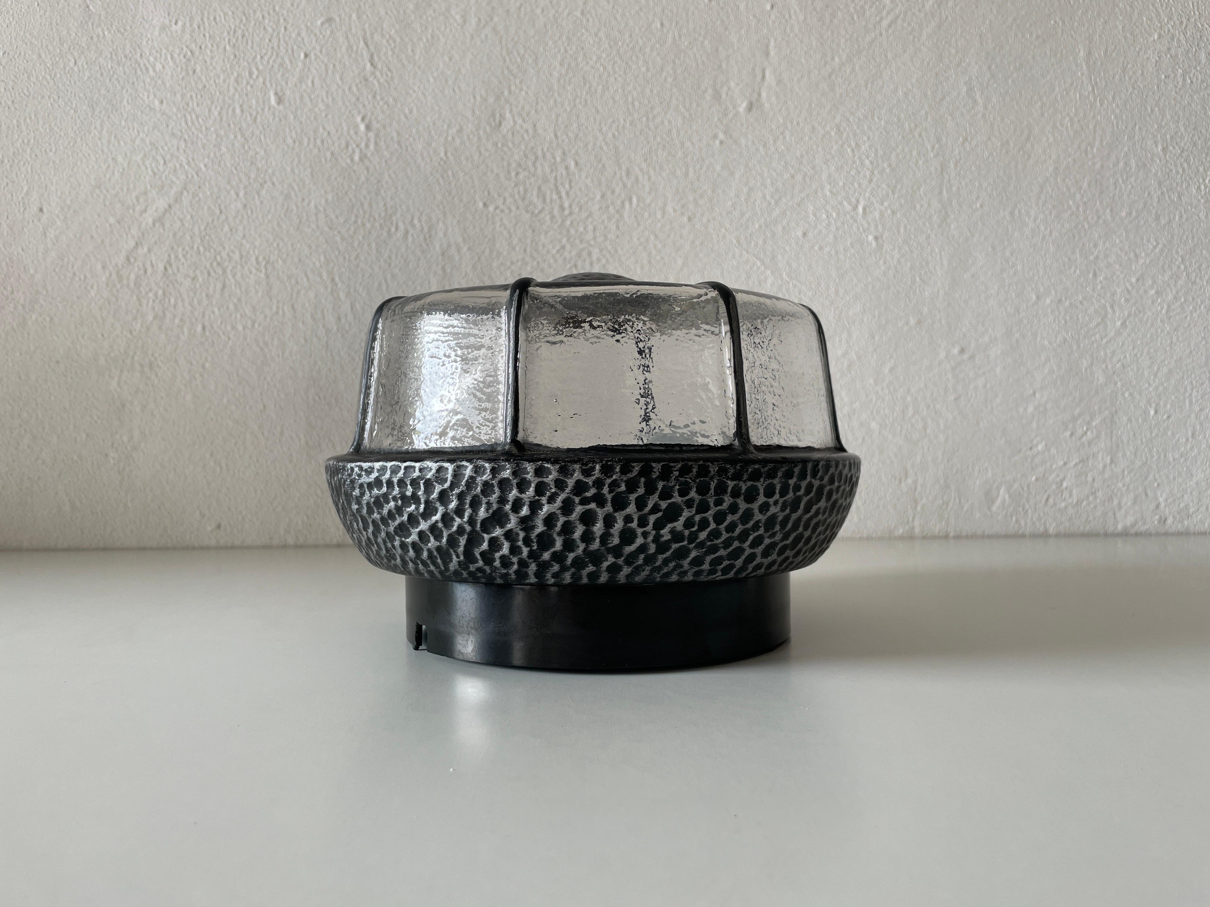Lampe encastrée en fer structuré par RZB, années 1960, Allemagne

L'abat-jour est en très bon état vintage.

Cette lampe fonctionne avec une ampoule E27. 
Câblé et adapté à une utilisation avec 220V et 110V pour tous les pays.

Mesures :
Hauteur :