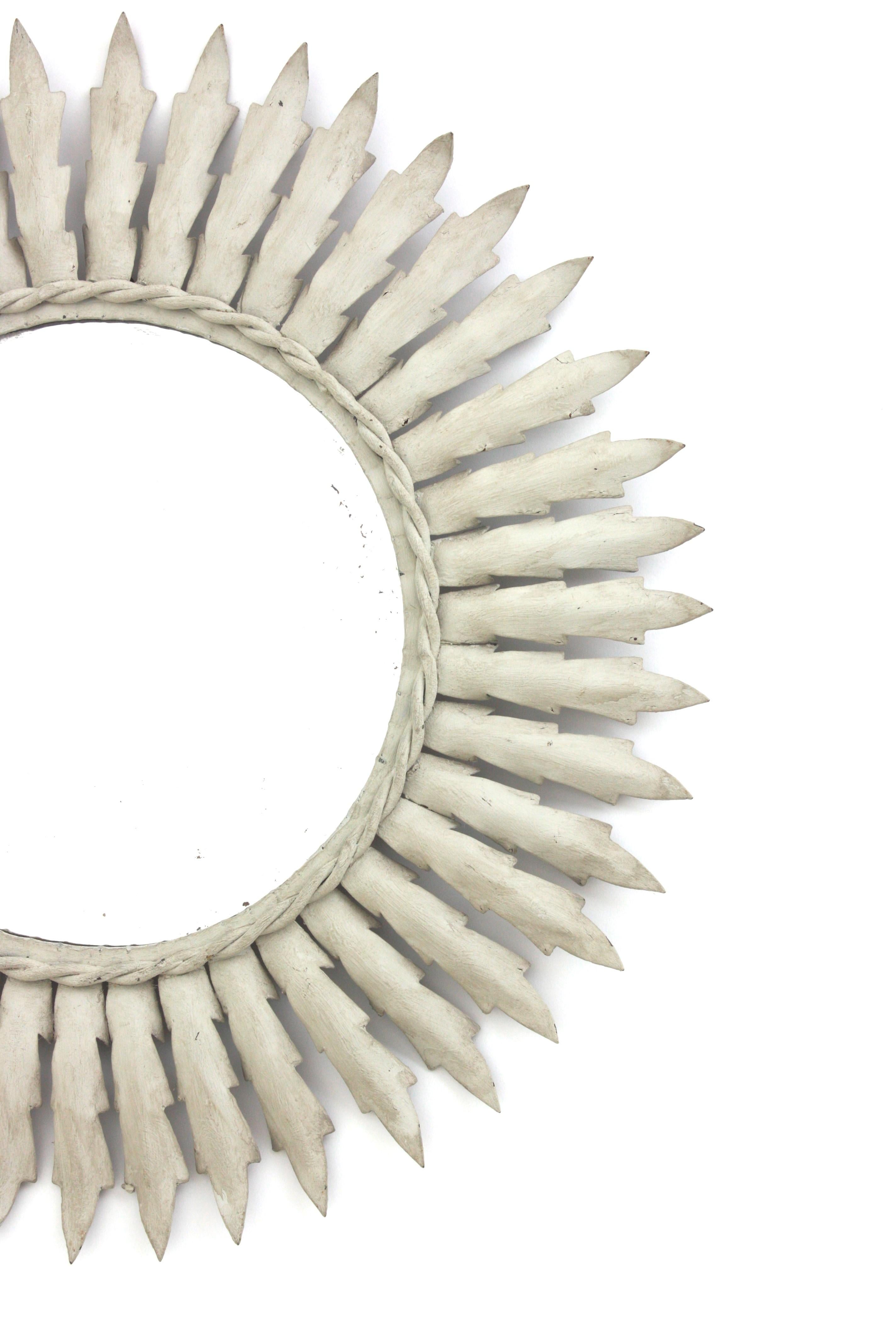 Metallo Specchio a raggiera in ferro con patina bianca e grigia, Spagna, anni '60 in vendita