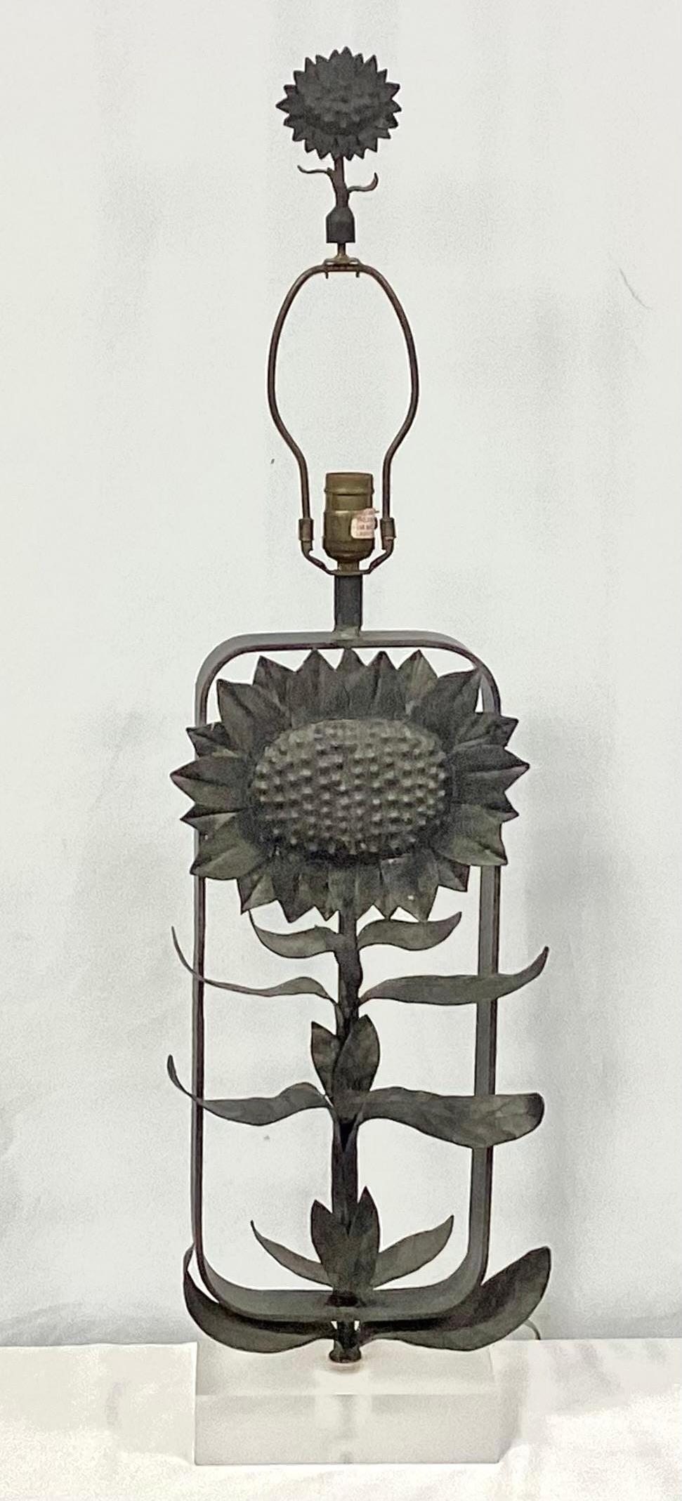 Sonnenblumenlampe aus Eisen auf Lucite-Sockel mit Sonnenblumen-Finish im Angebot 5