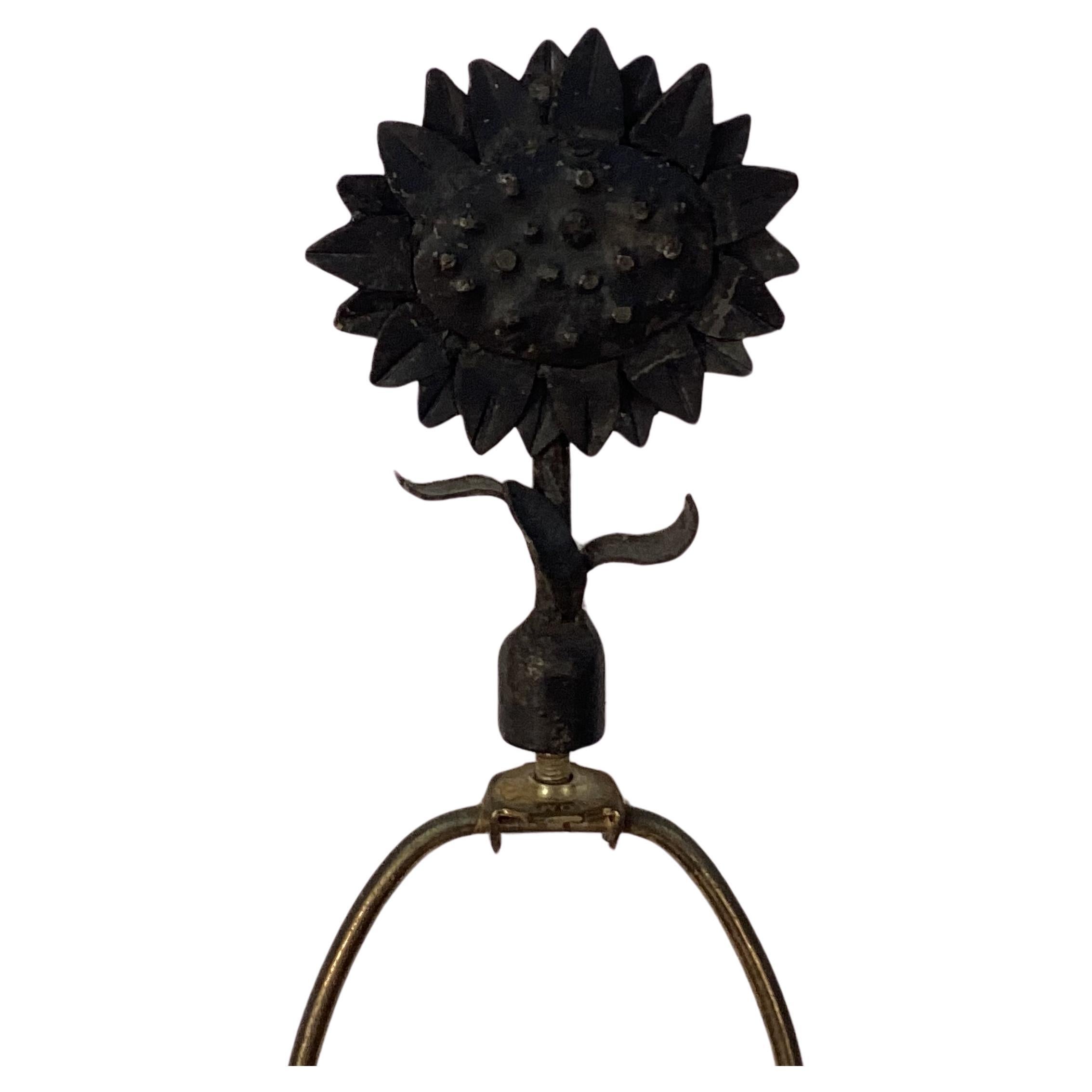 Sonnenblumenlampe aus Eisen auf Lucite-Sockel mit Sonnenblumen-Finish (20. Jahrhundert) im Angebot