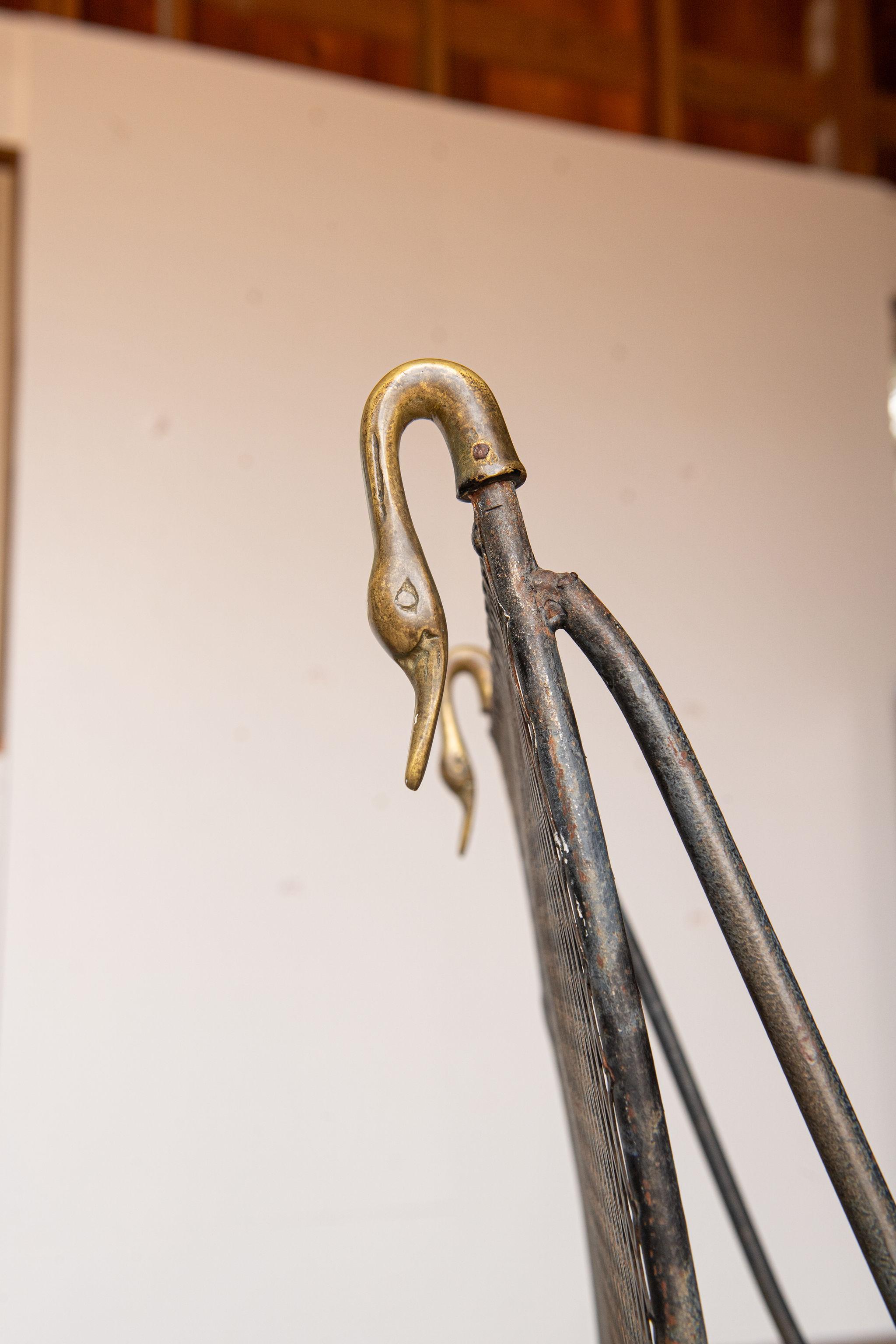 Tavolo e sedie in ferro con dettaglio cigno in ottone nello stile della Maison Jansen in vendita 1