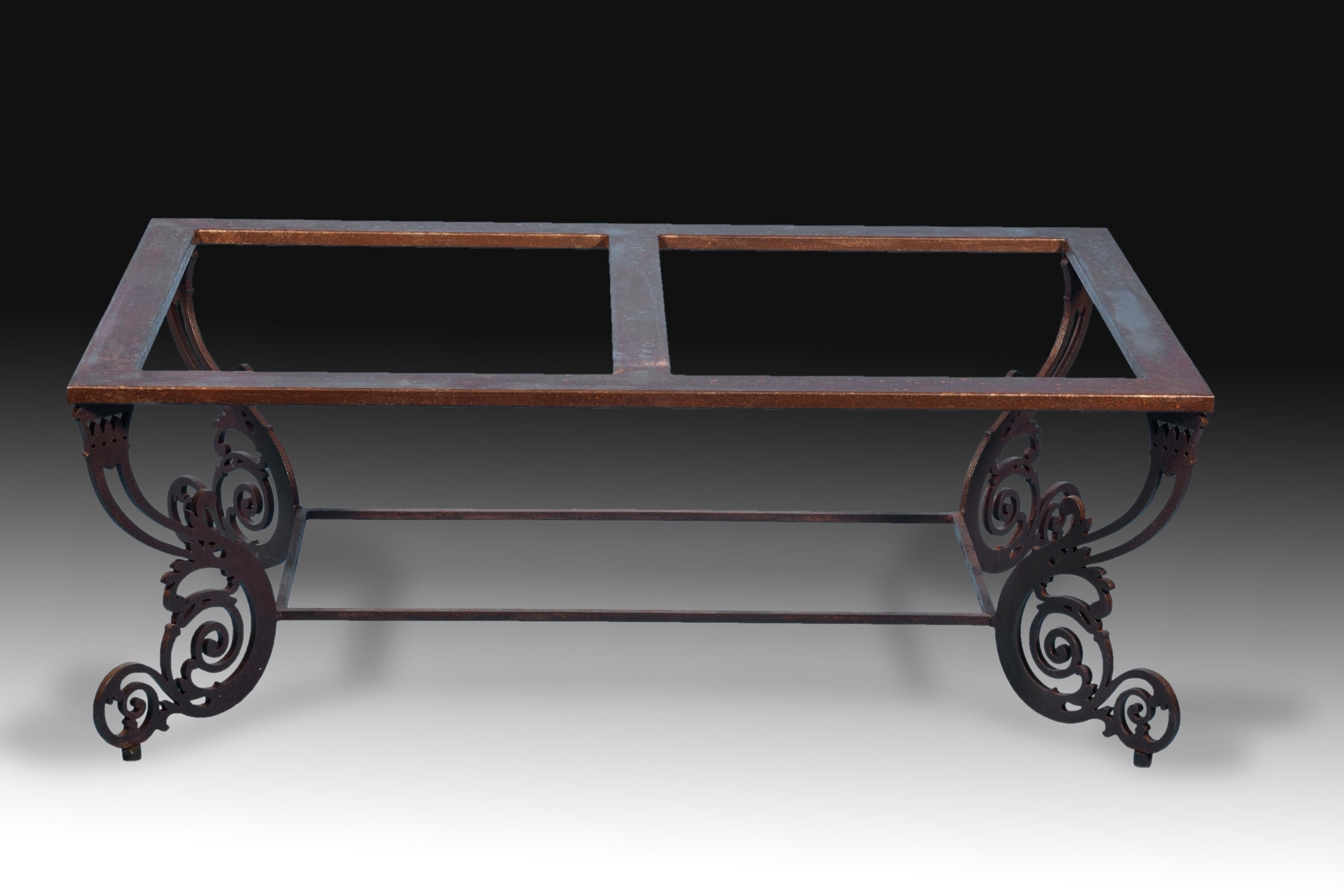 Iron base with antique finish for table.
Rectangular base for low table made of iron with an antique finish that features flat openwork legs decorated with scrolls and plant elements of Neoclassicist influence, similar to 19th century European