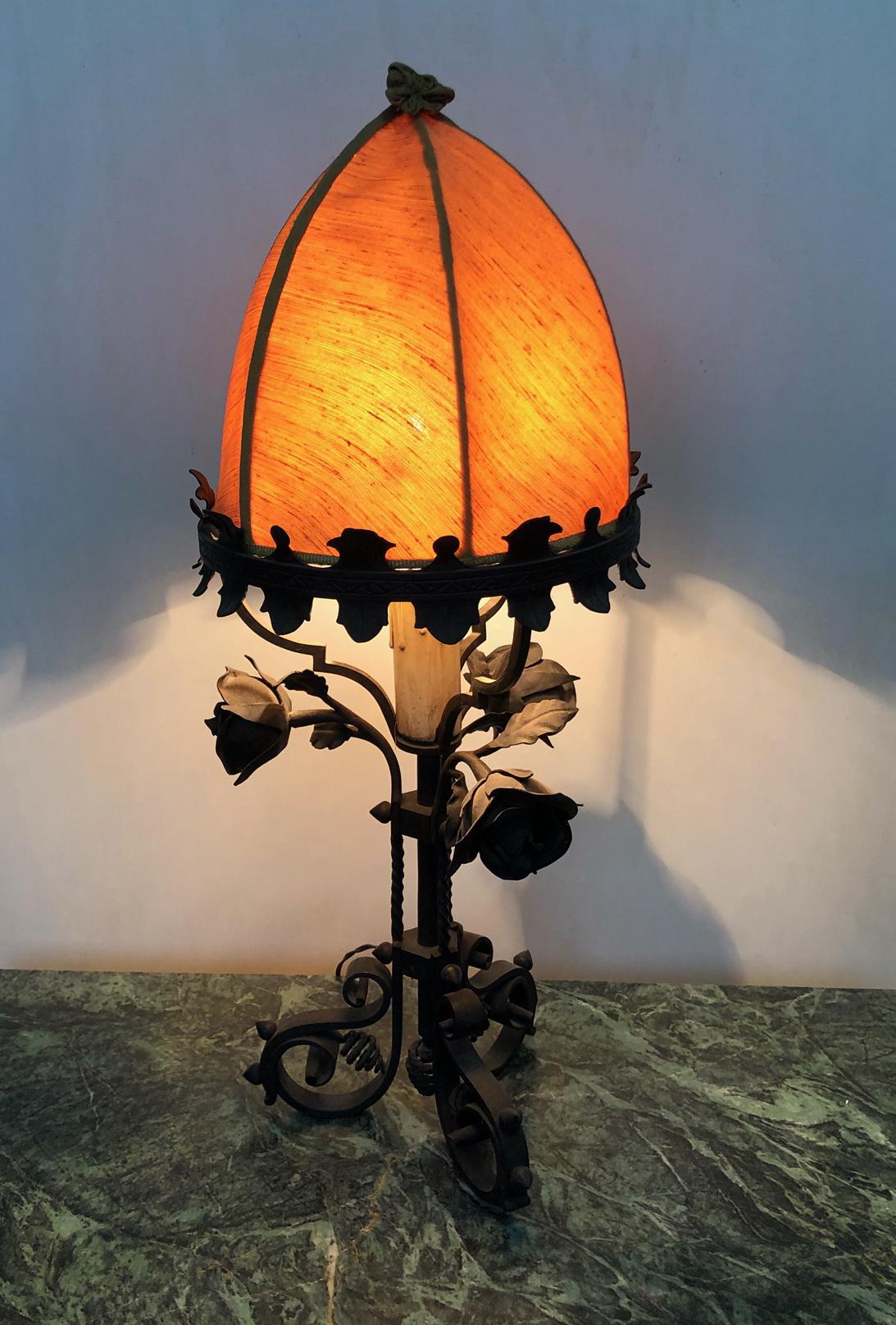 Table lamp in iron and fabric, original Italian from 1960.
Flower design, very elegant.
The type of attack of the bulbs is type E27.
If the voltage in your country is not 220V I suggest you ask your electrician and installer if you can use an