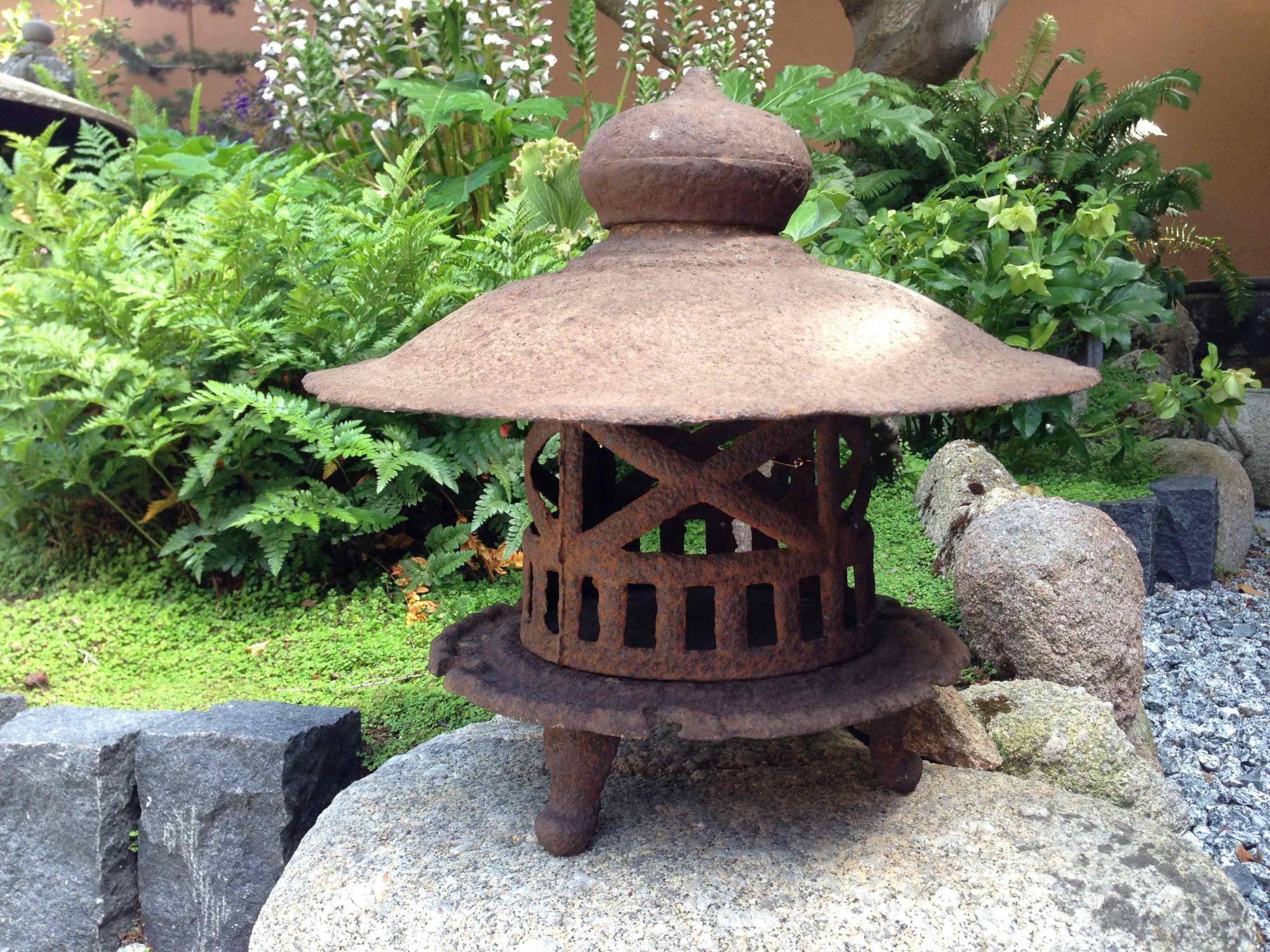 Iron tea garden lantern with pattern of three rows of squares
Material: Iron 
Origin: Japan
Age: circa 1900s.
Size: 17