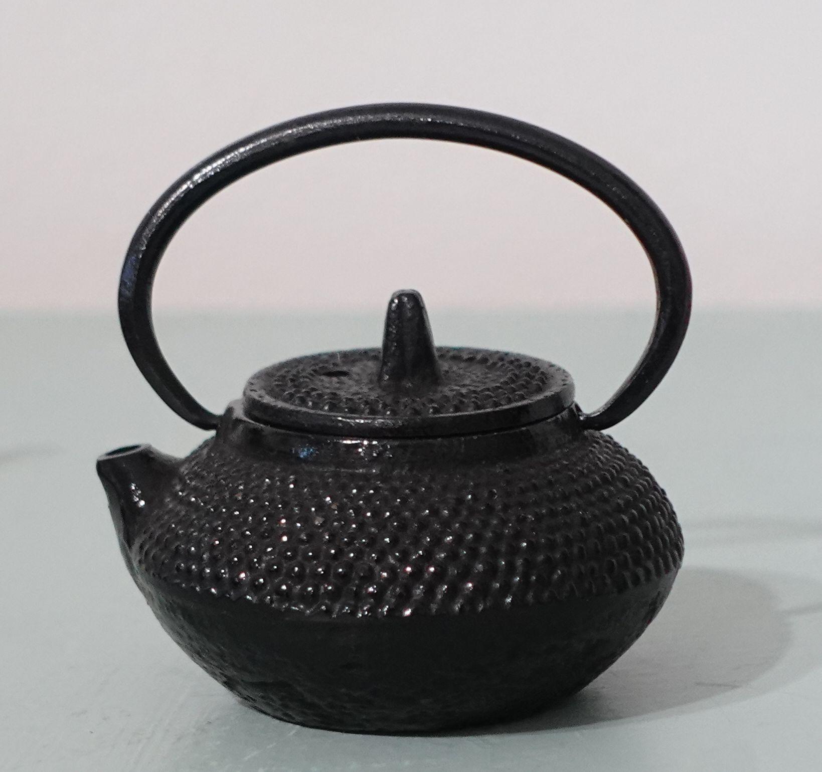Iron teapot water dropper with the original box.
This is an old stocked item and still in its new condition in the box.