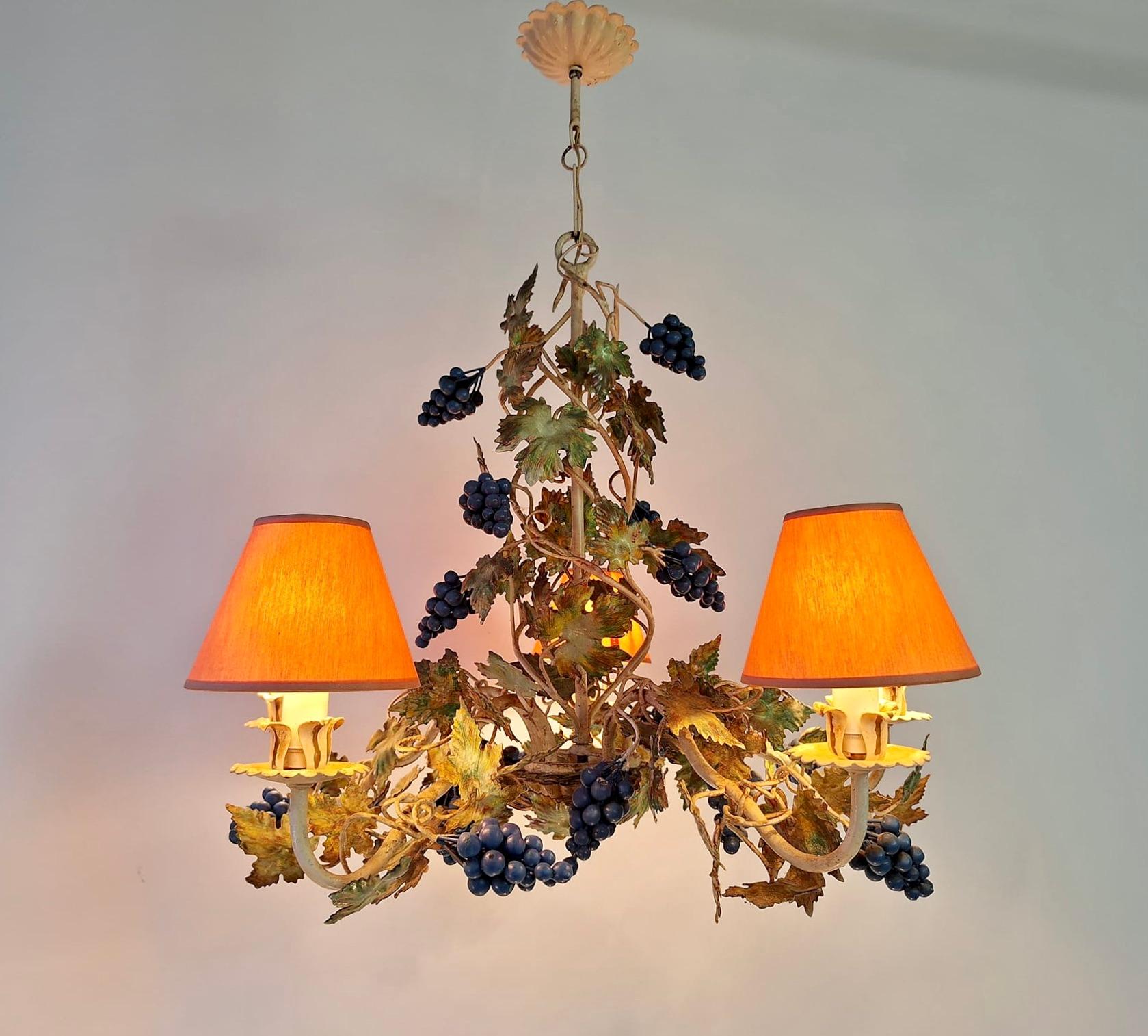 Iron Tole Grapes Chandelier In Good Condition For Sale In Antwerp, BE