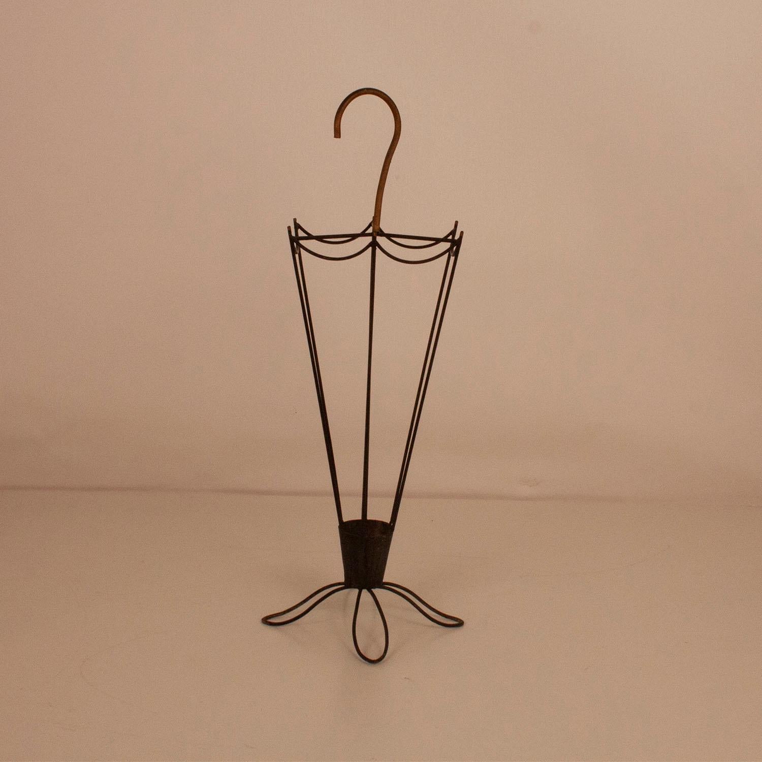 Spanish iron umbrella stand, the handle is golden.
Umbrella shape.