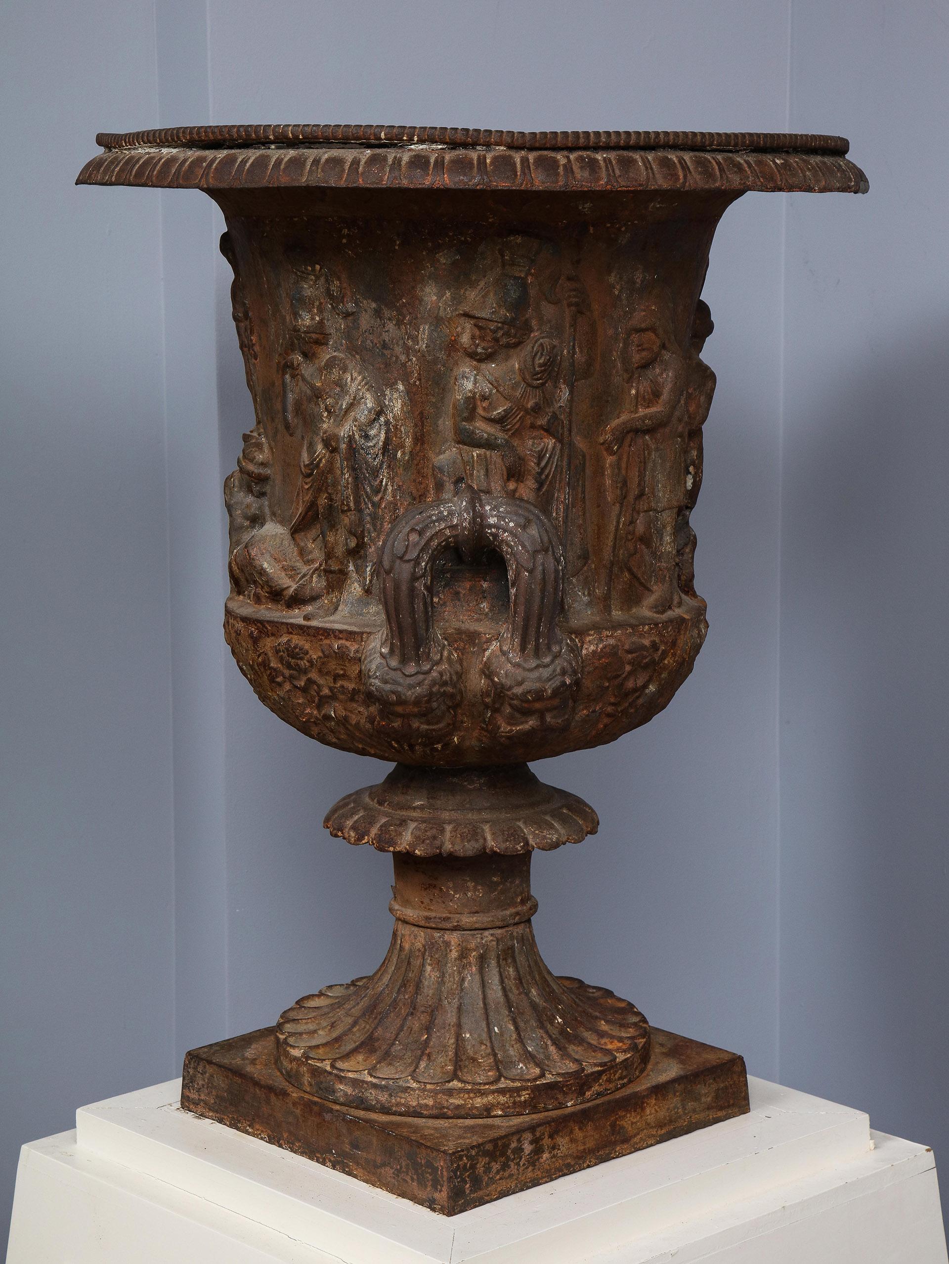 Iron Urn In Good Condition For Sale In New York, NY