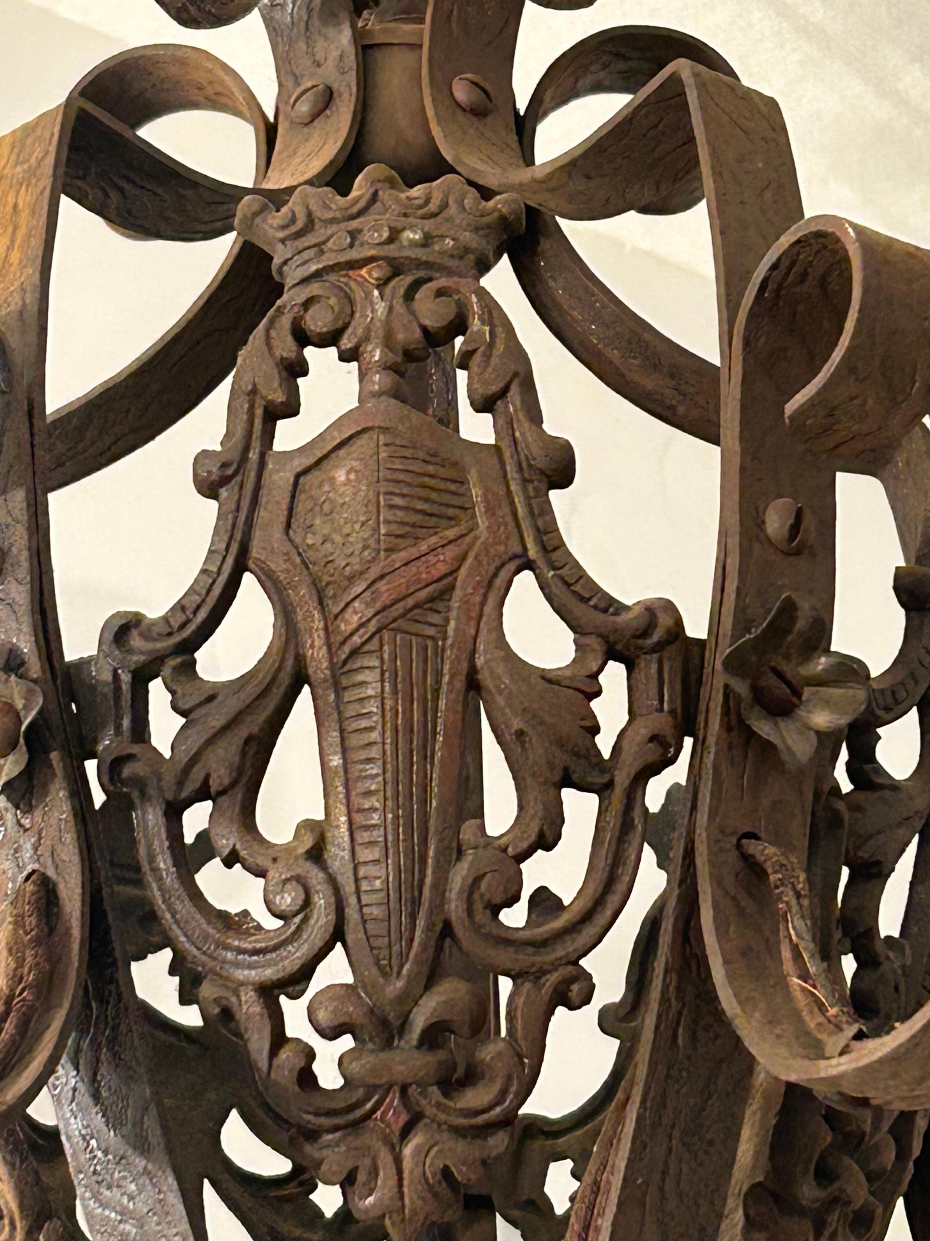 Lampadario in ferro d'epoca in stile arti e mestieri con 5 bracci e scudi di grande effetto.