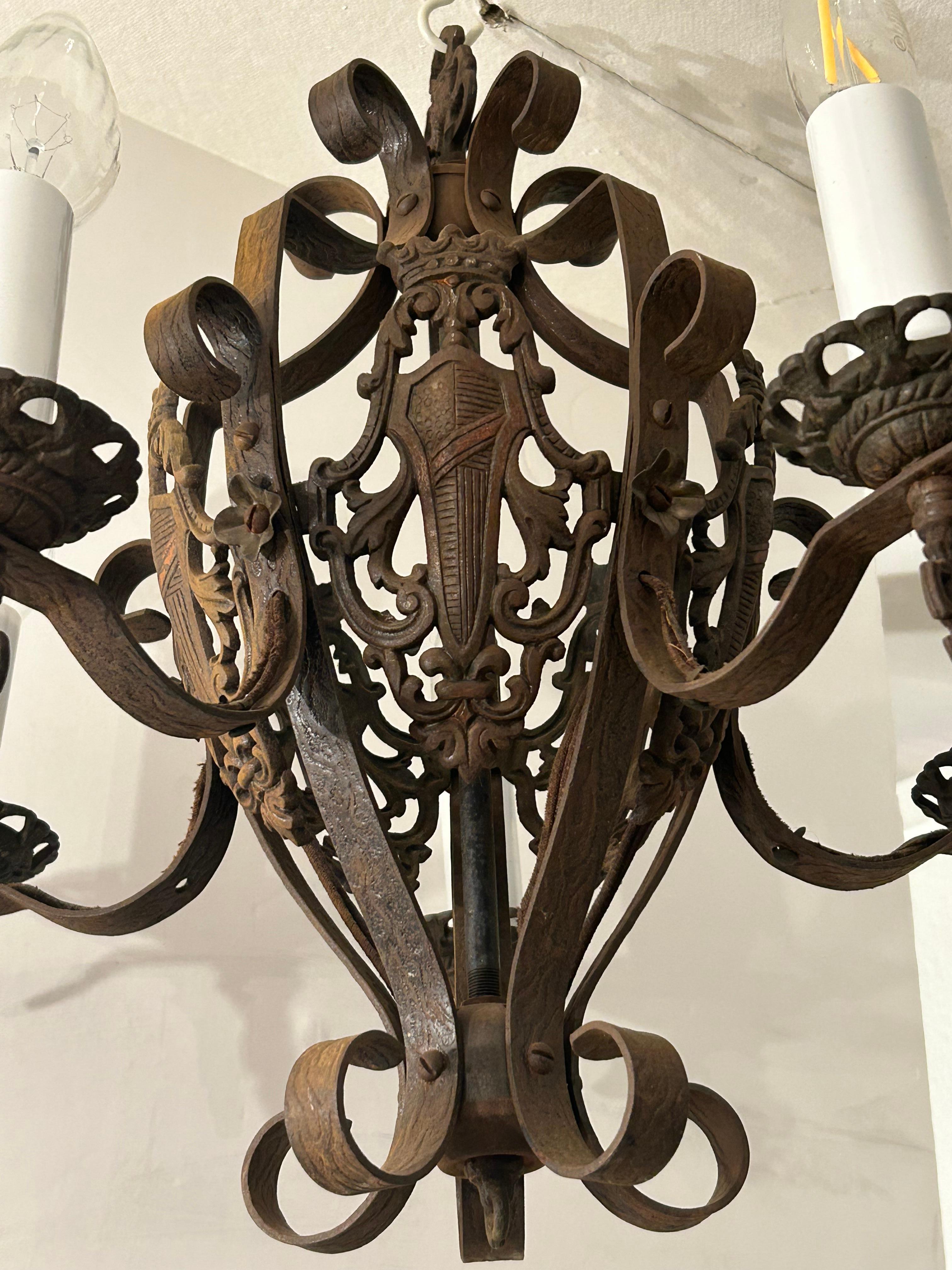 Arts and Crafts Lampadario araldico inglese in ferro vintage in vendita