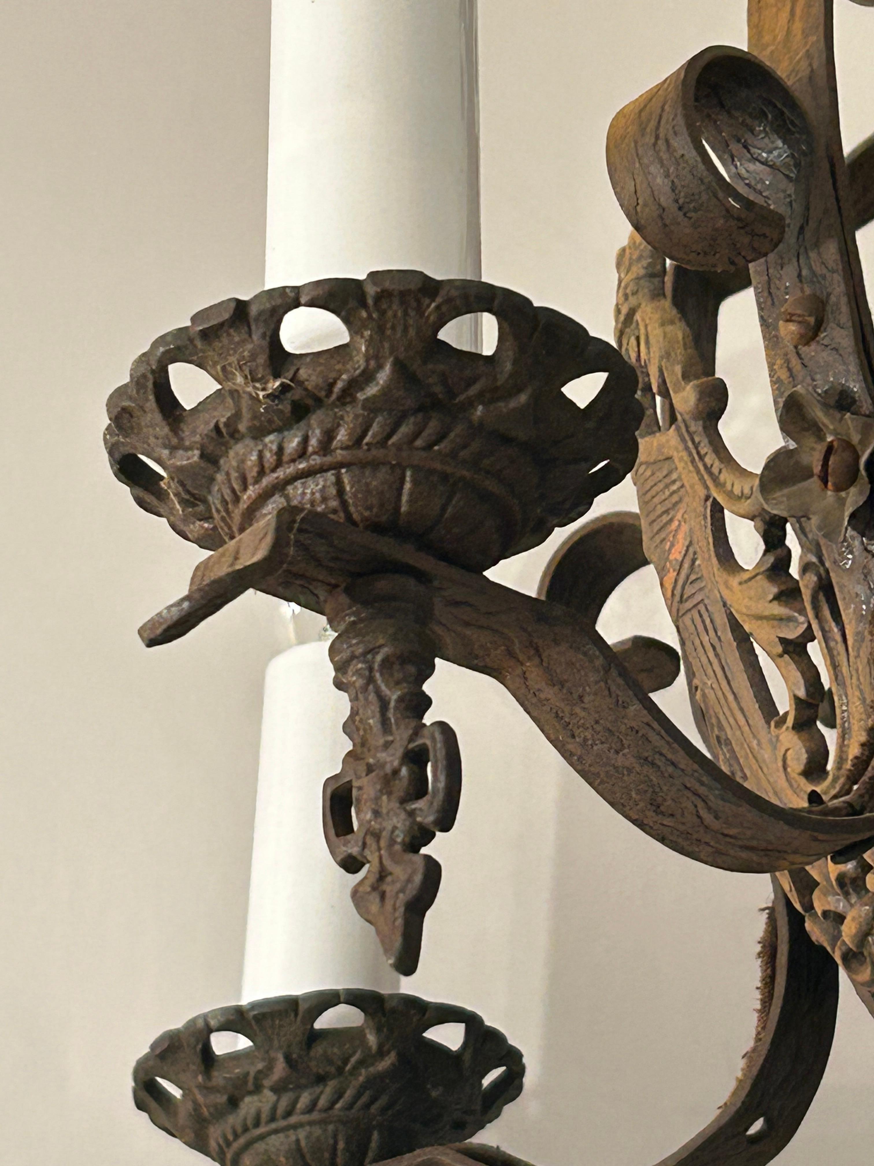Nordamericano Lampadario araldico inglese in ferro vintage in vendita