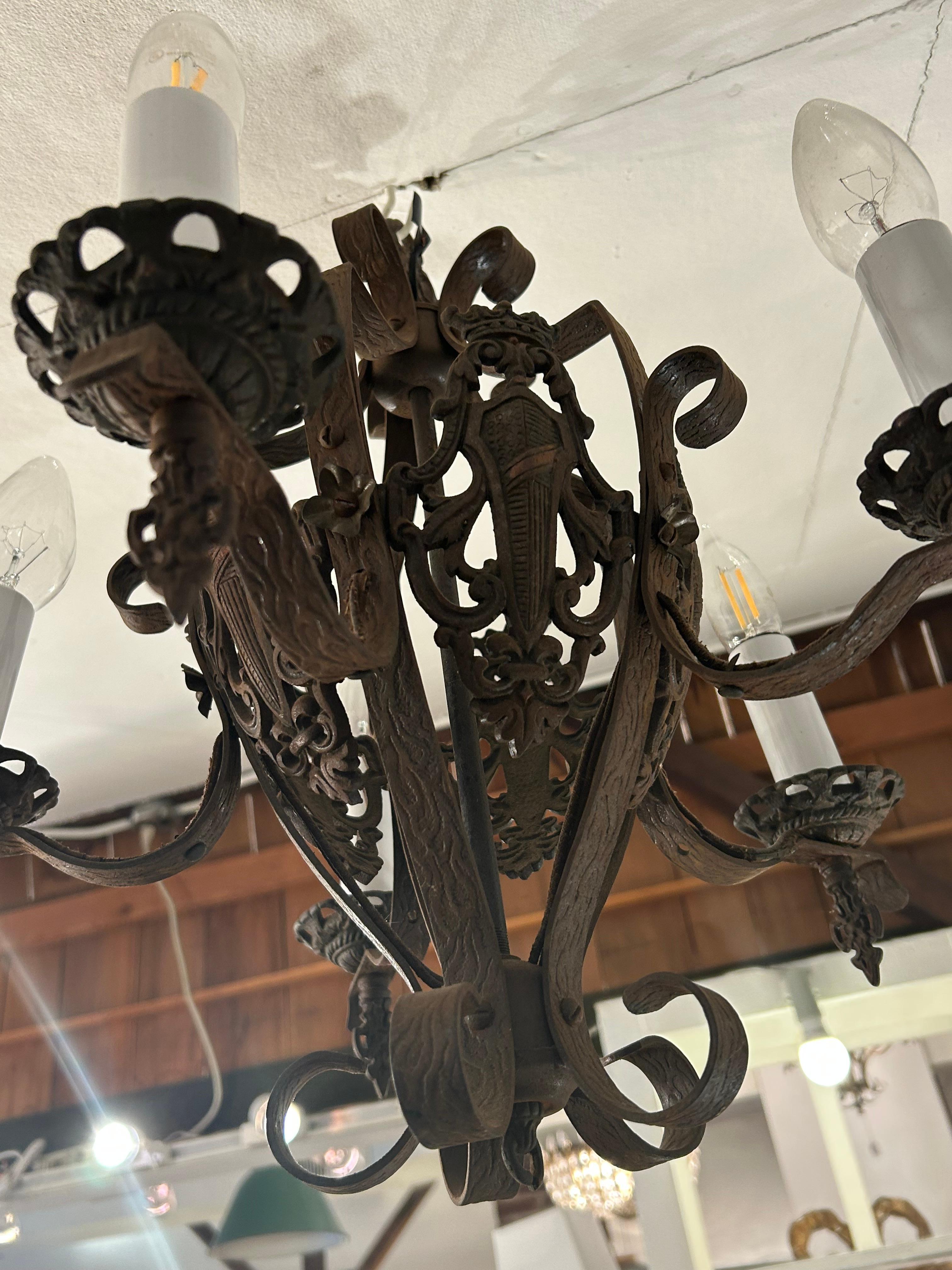 Ferro Lampadario araldico inglese in ferro vintage in vendita